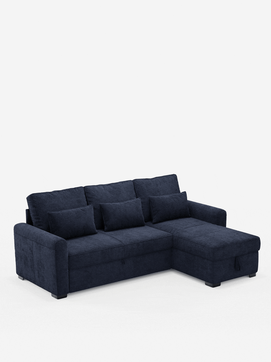 Il divano letto Ottaviano con letto estraibile - penisola reversibile e contenitore in tessuto materico smacchiabile è un divano ad angolo blu scuro con chaise longue a destra, tre cuscini dello schienale, tre cuscini decorativi e un letto estraibile, su uno sfondo bianco sporco.