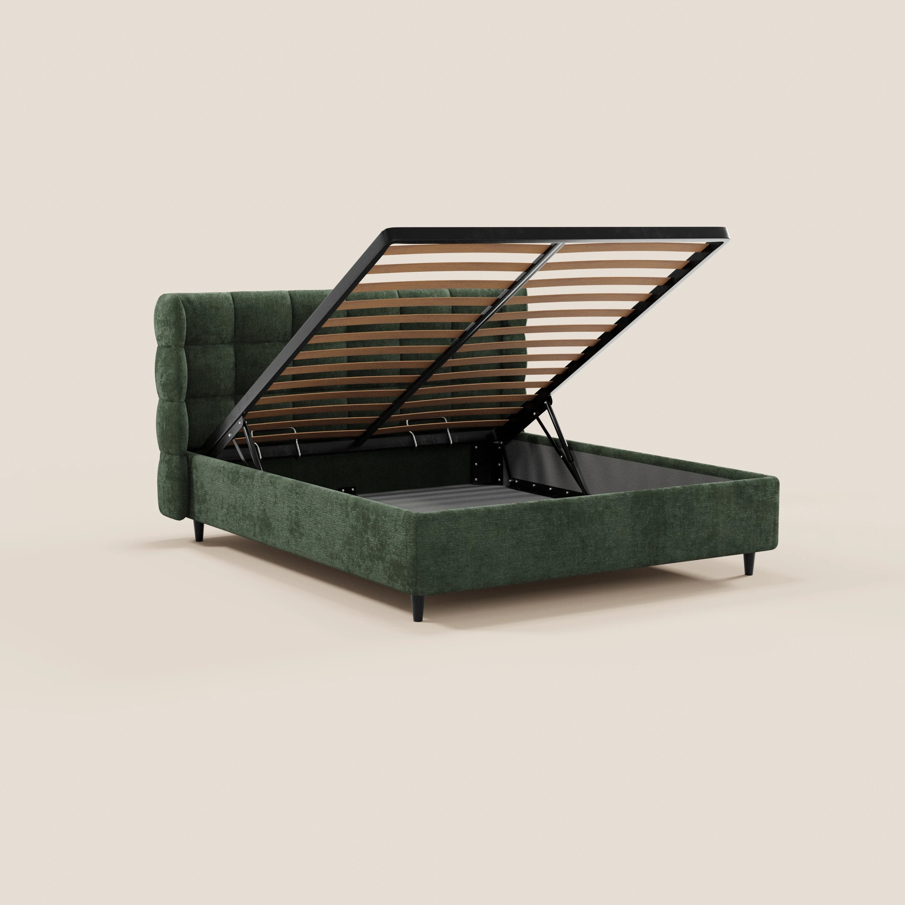 Il letto imbottito RAGNAR con contenitore e testiera capitonné avvolgente di Letti.store è qui raffigurato in verde, con la rete a doghe sollevata per rivelare lo spazio di contenimento nascosto. Elegante tessuto certificato Oeko-Tex®, gambe nere e sfondo beige.
