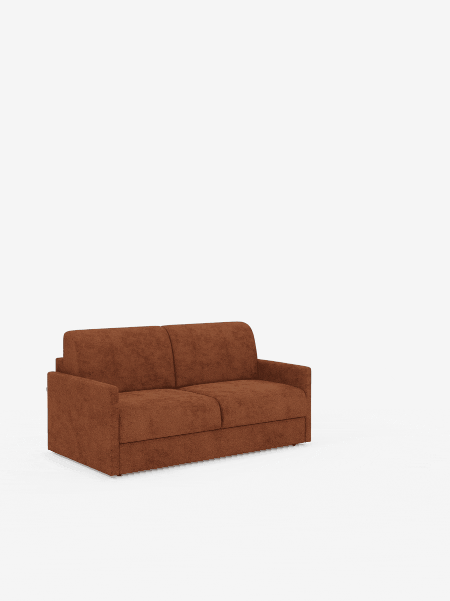 Un divano letto Tommy Divano a 2 e 3 posti matrimoniale di colore marrone, disponibile su Divani.Store, caratterizzato da un design compatto e da un tessuto morbido simile al cotone e resistente alle macchie (T33), è esposto su uno sfondo bianco a tinta unita. Il divano, dotato di rivestimento completamente sfoderabile, mostra il suo meccanismo di apertura, che permette di trasformarlo facilmente da una comoda zona salotto a un letto piano e viceversa.