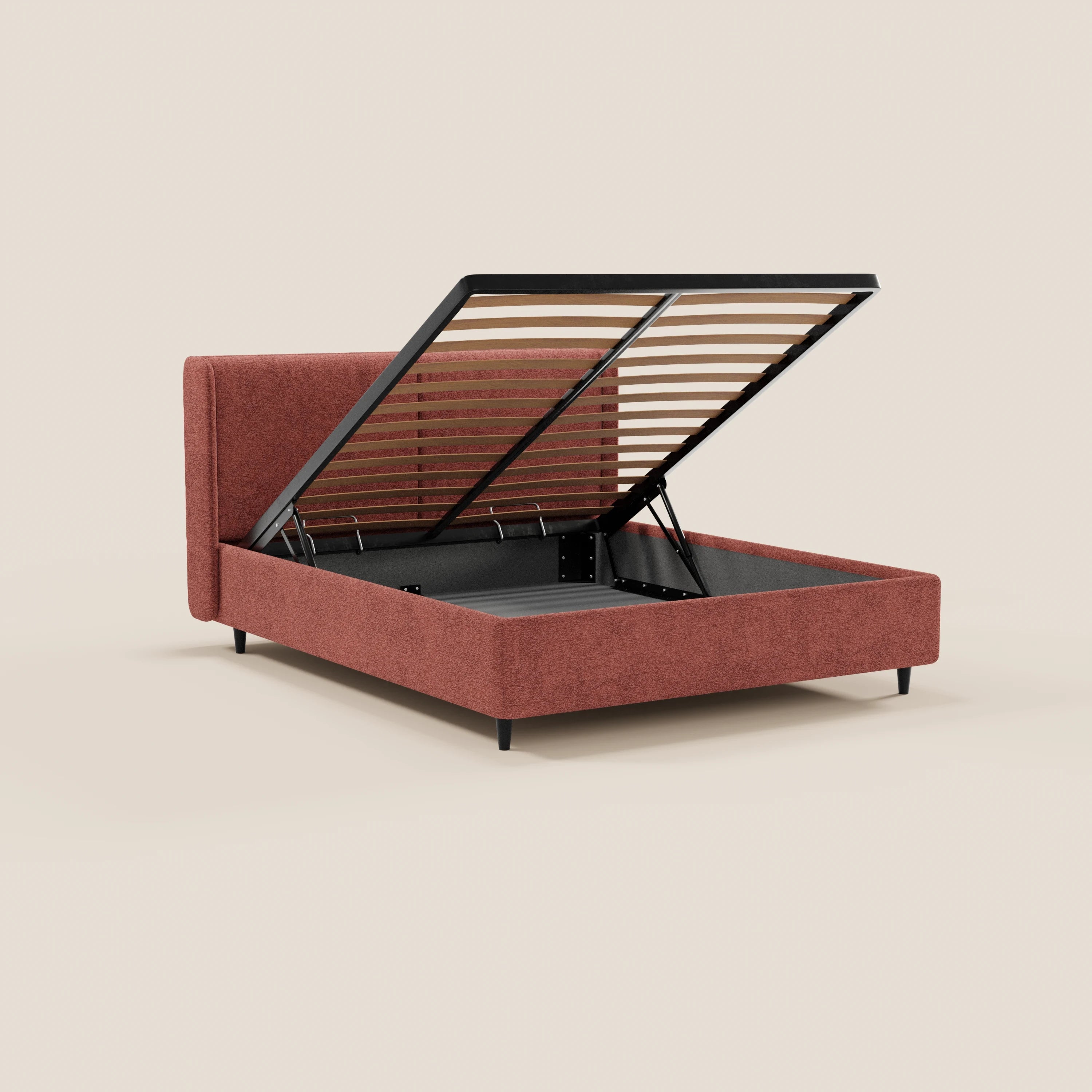 Il letto di design VALKIRIA di Letti.store, realizzato in tessuto rosso ruggine certificato Oeko-Tex®, è dotato di una rete a doghe sollevabile con vano portaoggetti nascosto, due poggiatesta imbottiti e gambe corte nere, come si vede nella foto su uno sfondo beige a tinta unita.