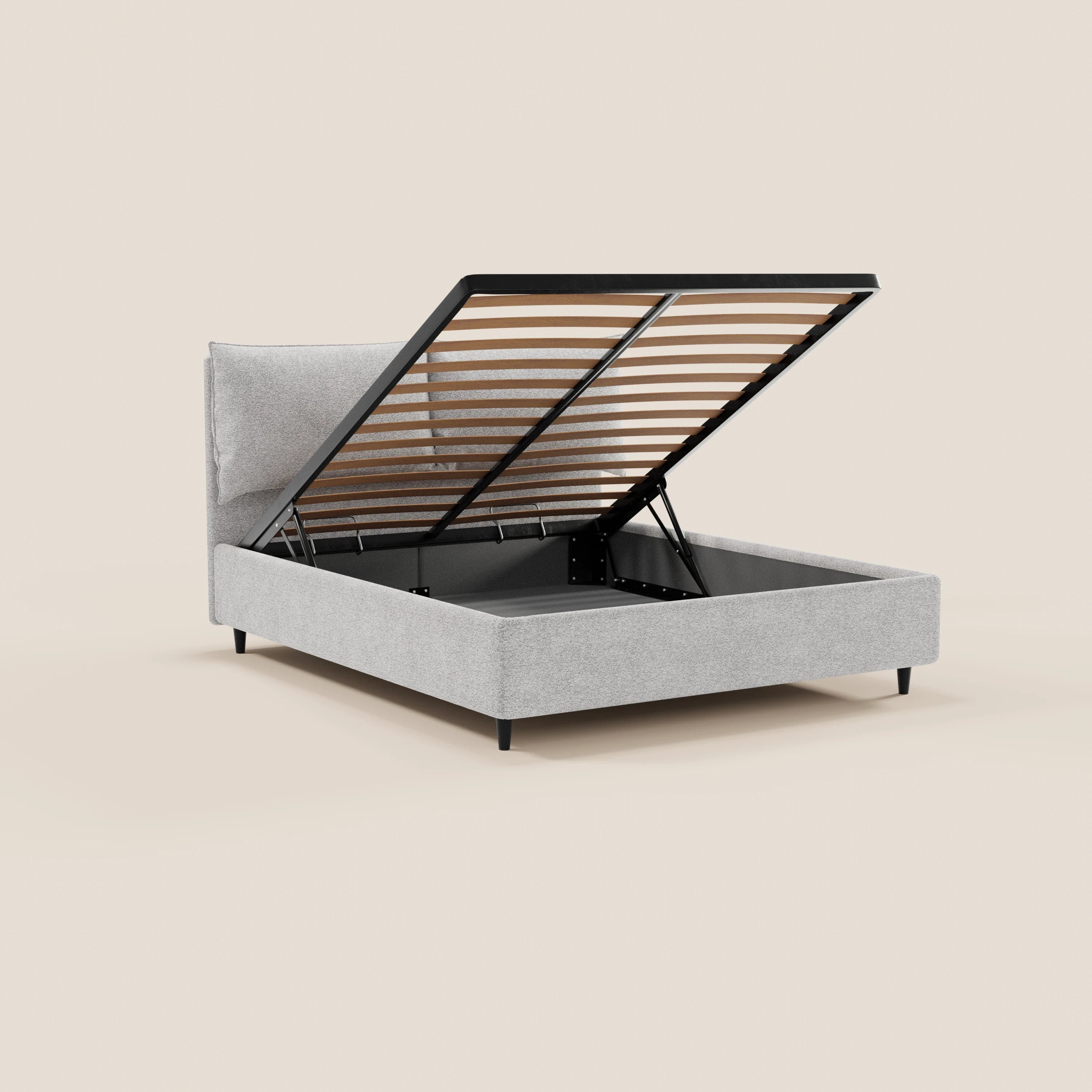 Il letto imbottito ZAYRON di Letti.store presenta un design moderno in tessuto grigio chiaro certificato Oeko-Tex®, cuscini imbottiti regolabili, una base a doghe sollevabile con telaio in metallo nero, gambe corte nere e un ampio vano contenitore nella parte inferiore.