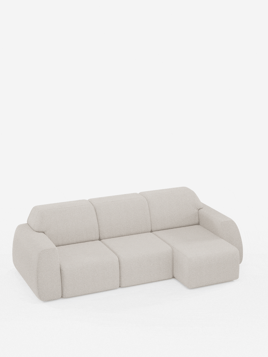 Il divano angolare Orbit con penisola reversibile e tutte le sedute allungabili in tessuto smacchiabile effetto cotone T33 di Divani.Store è un divano modulare beige a tre posti che si trasforma in diverse configurazioni, tra cui un divano con penisola reversibile per un relax versatile e una disposizione a sezione. Su uno sfondo bianco a tinta unita, questo divano presenta bordi arrotondati e un design minimalista e contemporaneo, offrendo stile e flessibilità per gli spazi abitativi moderni.