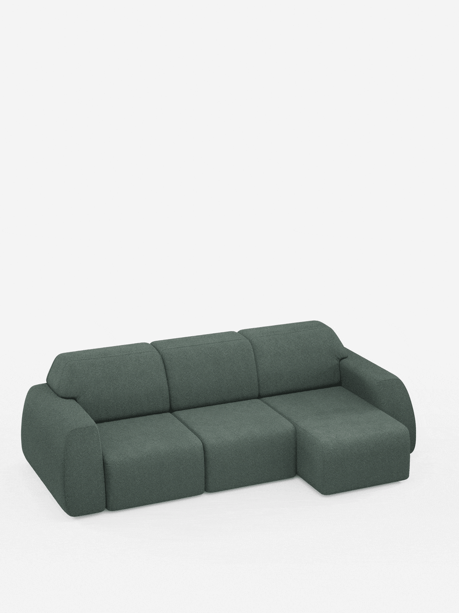Il divano angolare Orbit con penisola reversibile e tutte le sedute allungabili in tessuto smacchiabile effetto cotone T33 di Divani.Store è un moderno divano componibile verde scuro con schienale basso, braccioli arrotondati e tre cuscini di seduta. È dotato di una chaise longue reversibile ed è raffigurato su uno sfondo bianco a tinta unita.