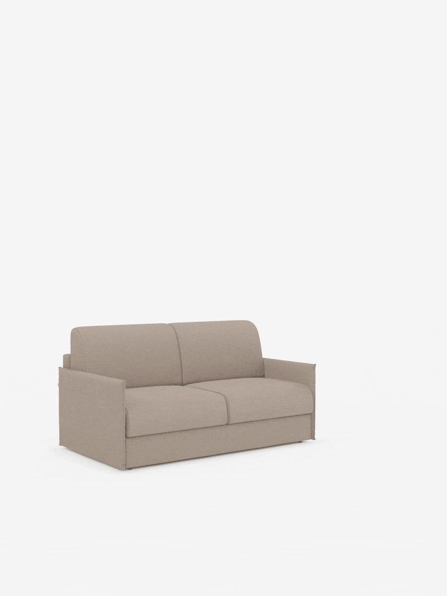 Un divano letto matrimoniale Evans di colore marrone chiaro, sfoderabile, di Divani.Store, caratterizzato da un design compatto con braccioli dritti, cuscini semplici e un rivestimento in tessuto antimacchia T23, è posizionato al centro di uno sfondo bianco a tinta unita. Lo stile minimalista e moderno del divano è esaltato dalle sue linee pulite e include un pratico vano porta cuscini.