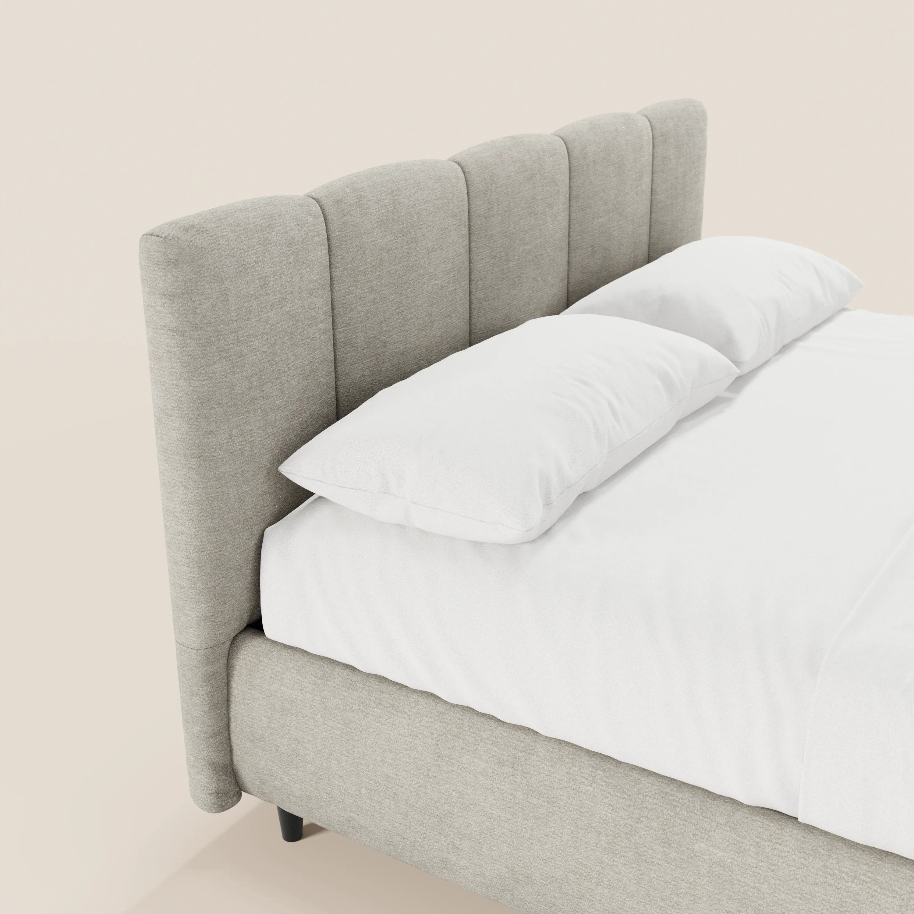 Il letto imbottito ARKAM di Letti.store presenta una testiera a pannelli verticali, un tessuto certificato Oeko-Tex® e un vano contenitore, per un design shabby chic che unisce eleganza e comfort.