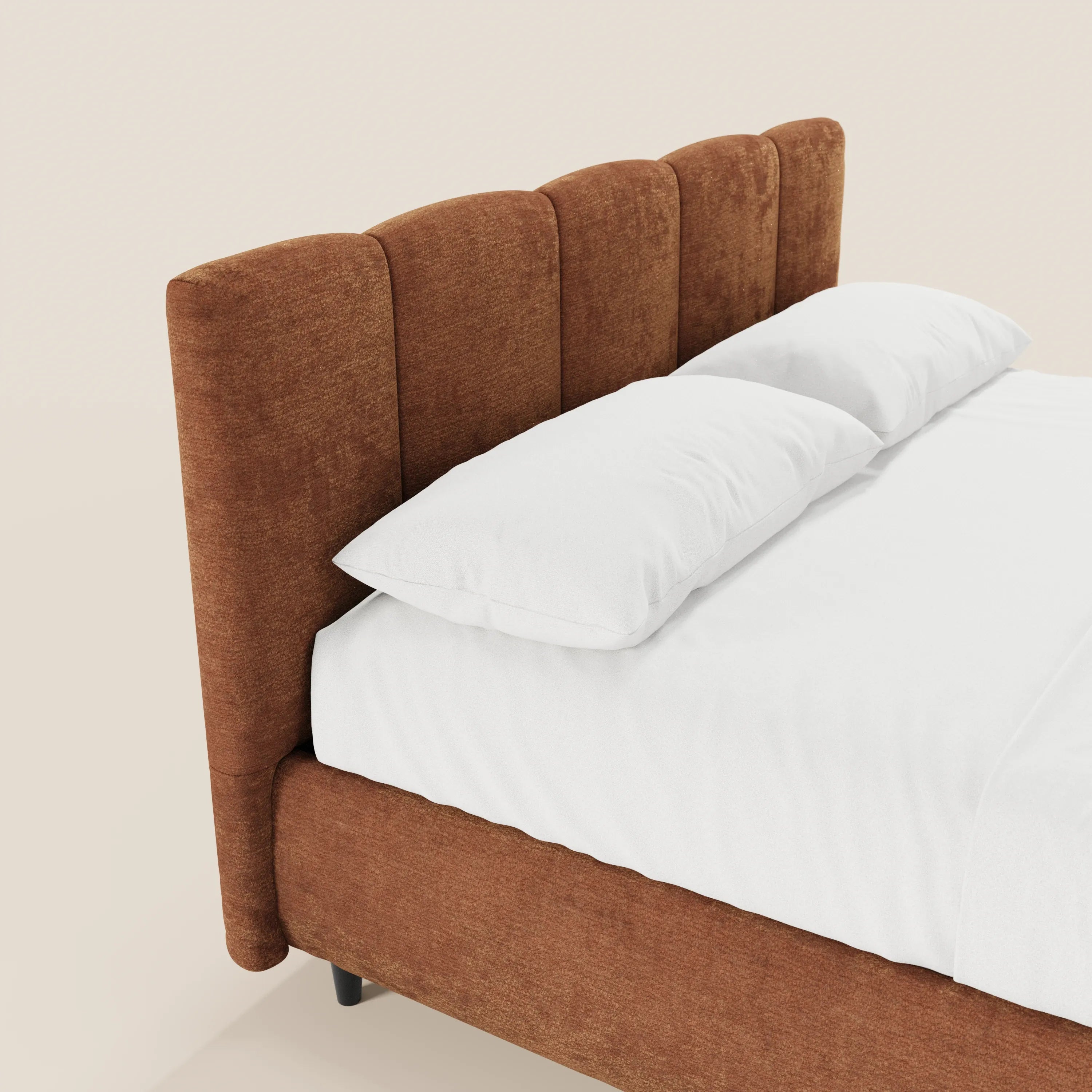 Il letto imbottito ARKAM di Letti.store presenta una testiera smerlata con cuciture verticali in tessuto marrone certificato Oeko-Tex®, una struttura coordinata con contenitore, un lenzuolo con angoli bianco e due cuscini bianchi su uno sfondo beige a tinta unita.