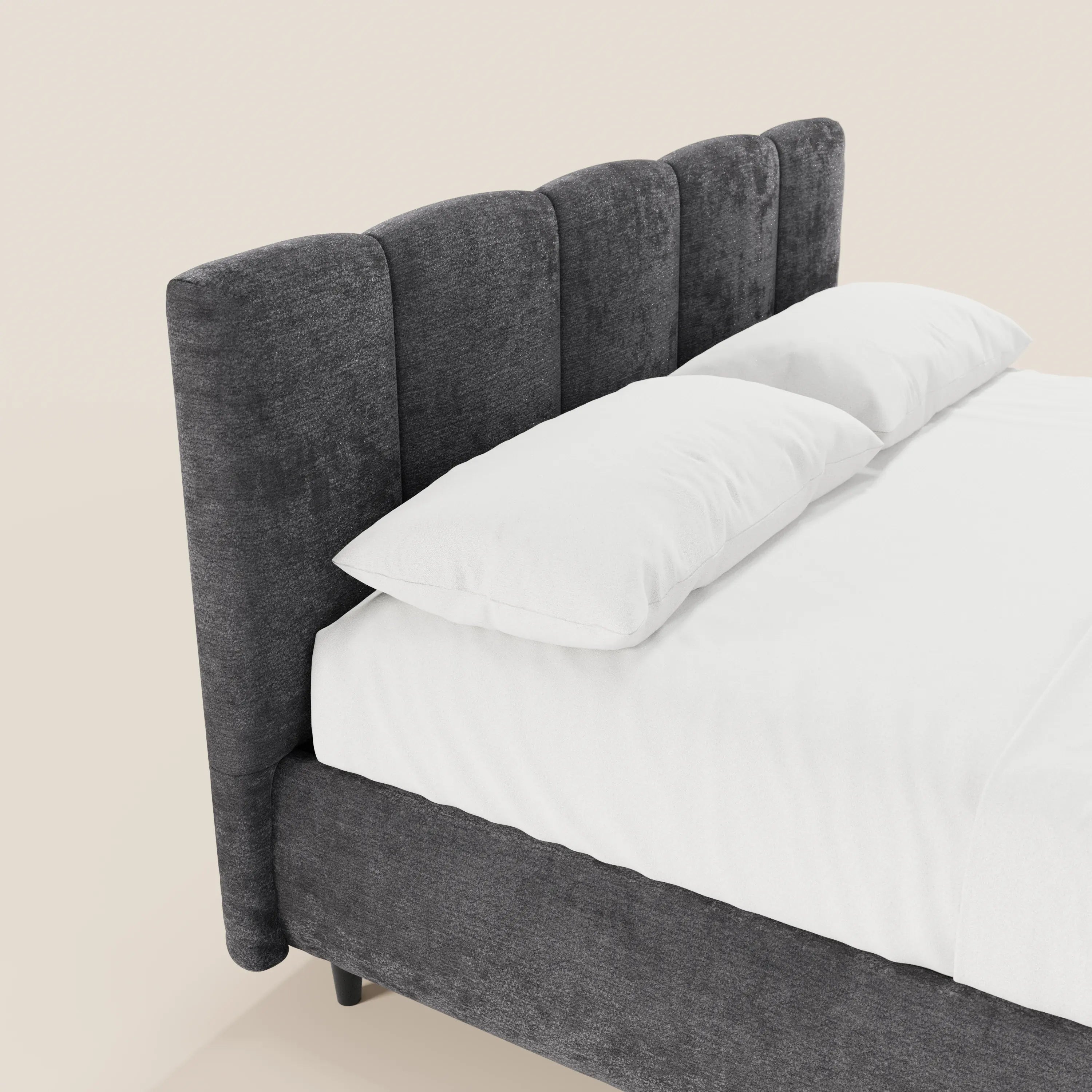 Il letto imbottito ARKAM di Letti.store presenta una testiera con lavorazione verticale e un vano contenitore. Realizzato in tessuto certificato Oeko-Tex®, offre un look shabby chic contemporaneo, perfetto per gli ambienti minimalisti.