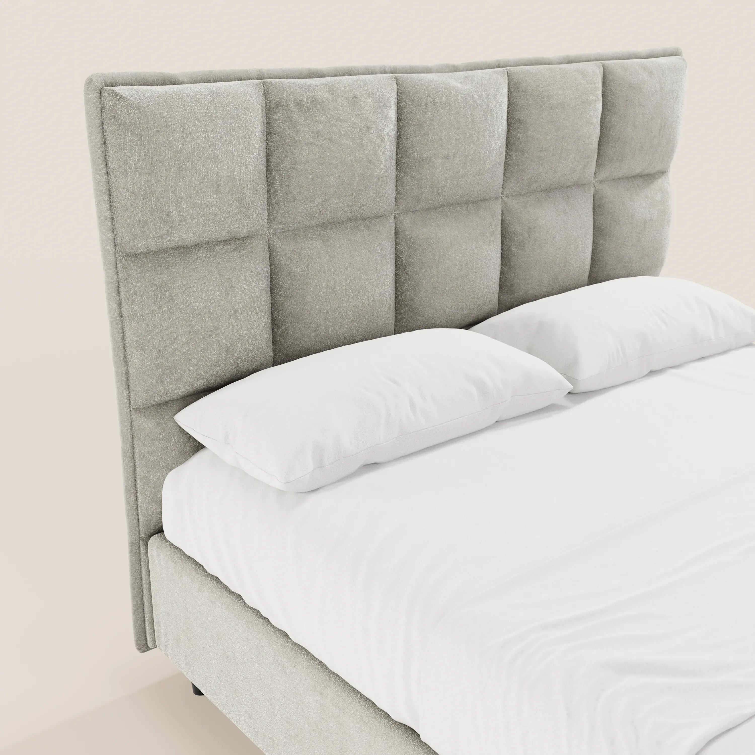 Il letto imbottito AURO con contenitore di Letti.store presenta una testiera alta capitonné in ciniglia Oeko-Tex®, rivestita in tessuto grigio chiaro, dalle linee pulite e dal look minimalista, completo di materasso bianco e due cuscini.