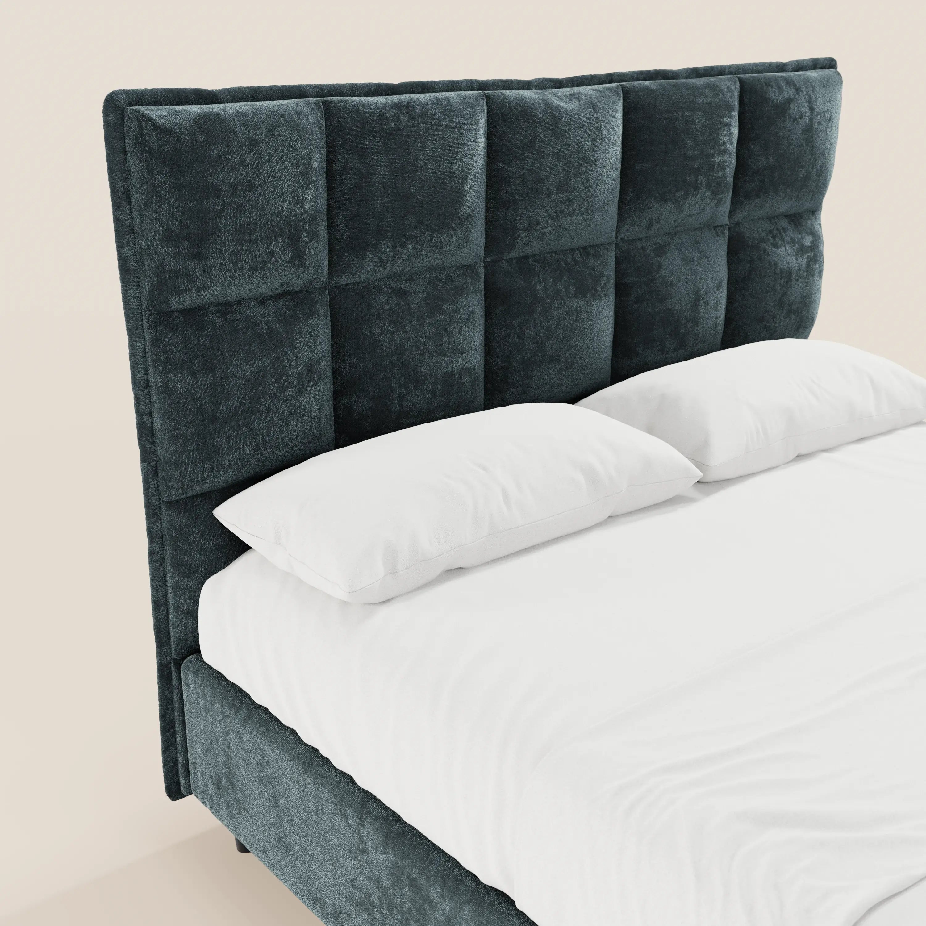 Il letto imbottito AURO con contenitore di Letti.store presenta una testiera alta capitonné in ciniglia Oeko-Tex® grigio scuro, due cuscini bianchi e un lenzuolo bianco; lo sfondo è chiaro e solo una parte del letto è visibile.