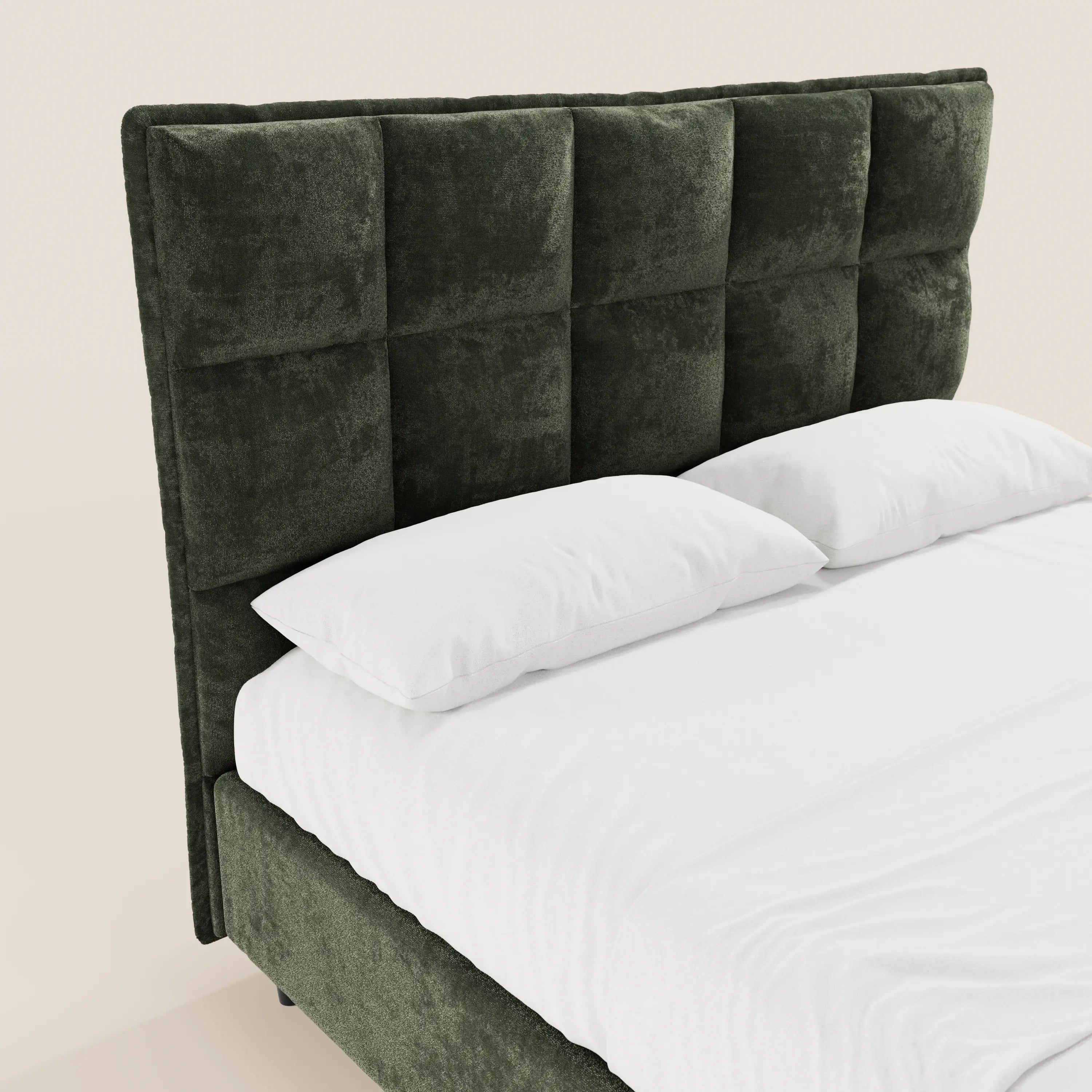 Il letto imbottito AURO di Letti.store presenta una testiera alta e morbida con lavorazione capitonné in ciniglia certificata Oeko-Tex®. Nella foto è raffigurato parzialmente con lenzuola bianche immacolate e due cuscini su uno sfondo beige chiaro.