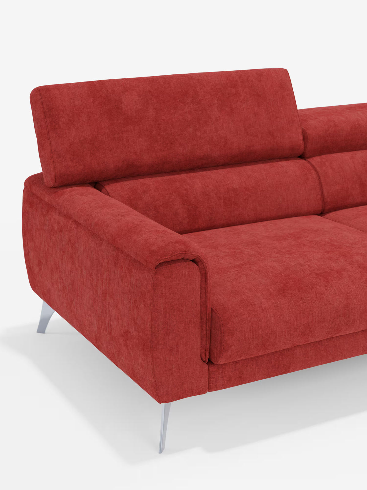 Vi presentiamo il divano Caravaggio a 2 e 3 posti di Divani.Store, rivestito con l’elegante tessuto T31, resistente alle macchie, in una suggestiva tonalità di rosso. Questo divano moderno è dotato di poggiatesta regolabili, ampi braccioli e gambe angolate in metallo argentato. Nella foto, ripreso dal lato sinistro, la sua morbida imbottitura e il design contemporaneo lo rendono un elemento centrale ideale per qualsiasi soggiorno contemporaneo, che risalta magnificamente su uno sfondo bianco.