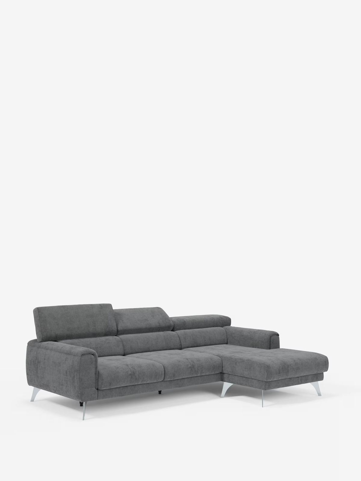 Un divano angolare Caravaggio in stile contemporaneo, color grigio, con penisola e sedute scorrevoli in tessuto smacchiabile T31 di Divani.Store, caratterizzato da eleganti gambe in metallo e morbidi cuscini, con una spaziosa chaise longue posizionata sul lato destro, su uno sfondo bianco a tinta unita.