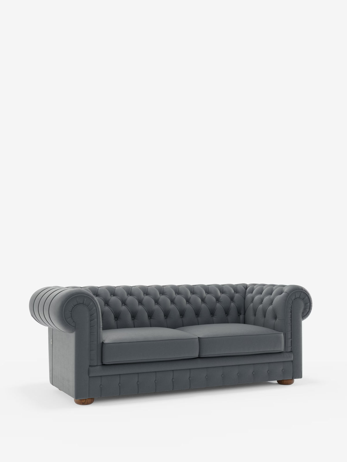 Un divano Chesterfield grigio scuro con rivestimento a ciuffetti – Divano Chesterfield in vera pelle spessorata a 2 e 3 posti di Divani.Store, con braccioli arrotondati e gambe basse in legno – spicca su uno sfondo bianco a tinta unita. Questo divano artigianale di produzione italiana è dotato di due cuscini di seduta e si distingue per il suo design classico ed elegante.