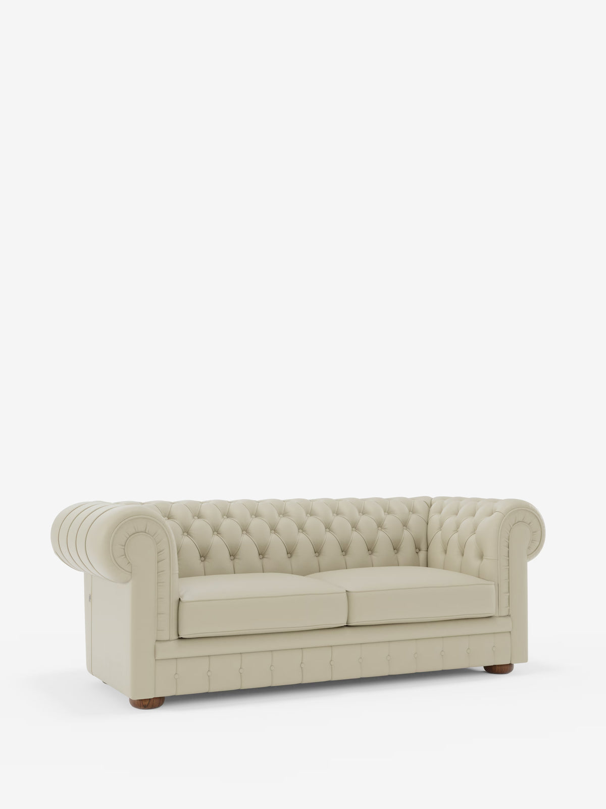 Un classico ed elegante Chesterfield color crema: il divano Chesterfield in vera pelle spessorata a 2 e 3 posti di Divani.Store, caratterizzato da una profonda trapuntatura a bottoni, braccioli arrotondati, cuscini rettangolari spessi e piedini in legno. Il divano è esposto su uno sfondo bianco.
