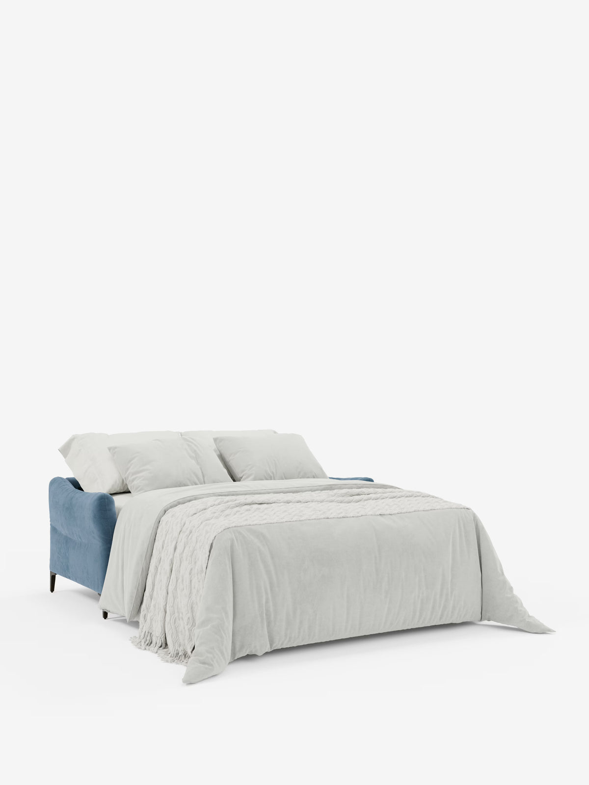 Un divano letto Dalia in stile contemporaneo di Divani.Store, caratterizzato da una testiera e da pannelli laterali imbottiti di colore blu in un moderno tessuto vellutino antimacchia (T30), è rifinito con cura con biancheria da letto grigio chiaro e tre cuscini coordinati. Riecheggiando le linee pulite tipiche dei divani scandinavi, questo letto è dotato di un piumone morbido e delicatamente drappeggiato e poggia su gambe in legno scuro su uno sfondo bianco.