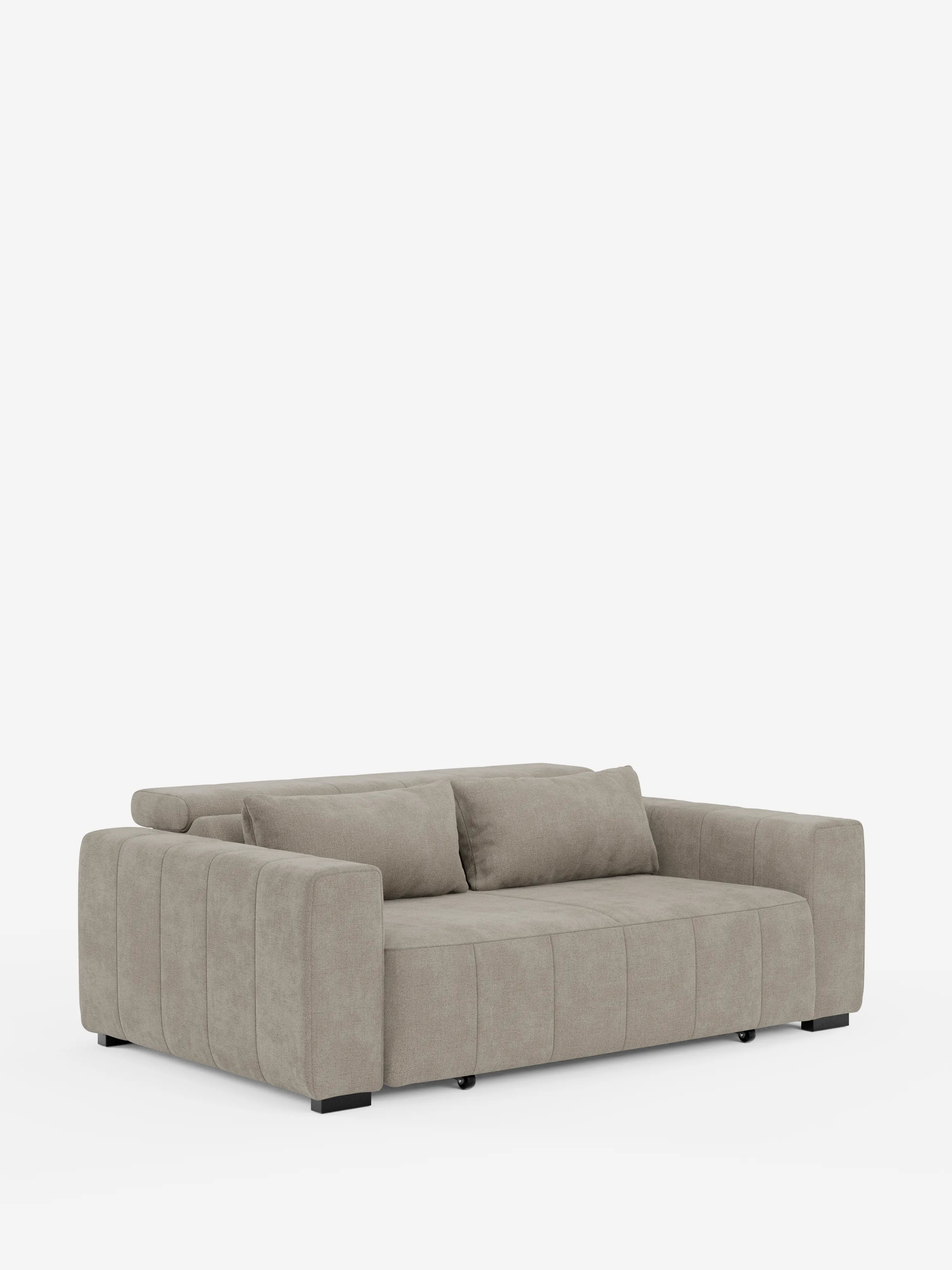 Moderno divano a 3 posti in stile dorico grigio chiaro di Divani.Store, rivestito in tessuto T23 facile da pulire, caratterizzato da ampi braccioli imbottiti, due cuscini di seduta con sedute estensibili tramite funzione relax elettrica, due cuscini dello schienale con poggiatesta reclinabili e cuciture verticali a vista lungo i lati e la parte anteriore. Questo modello dalle linee squadrate poggia su bassi piedini a blocco neri ed è raffigurato su uno sfondo bianco.