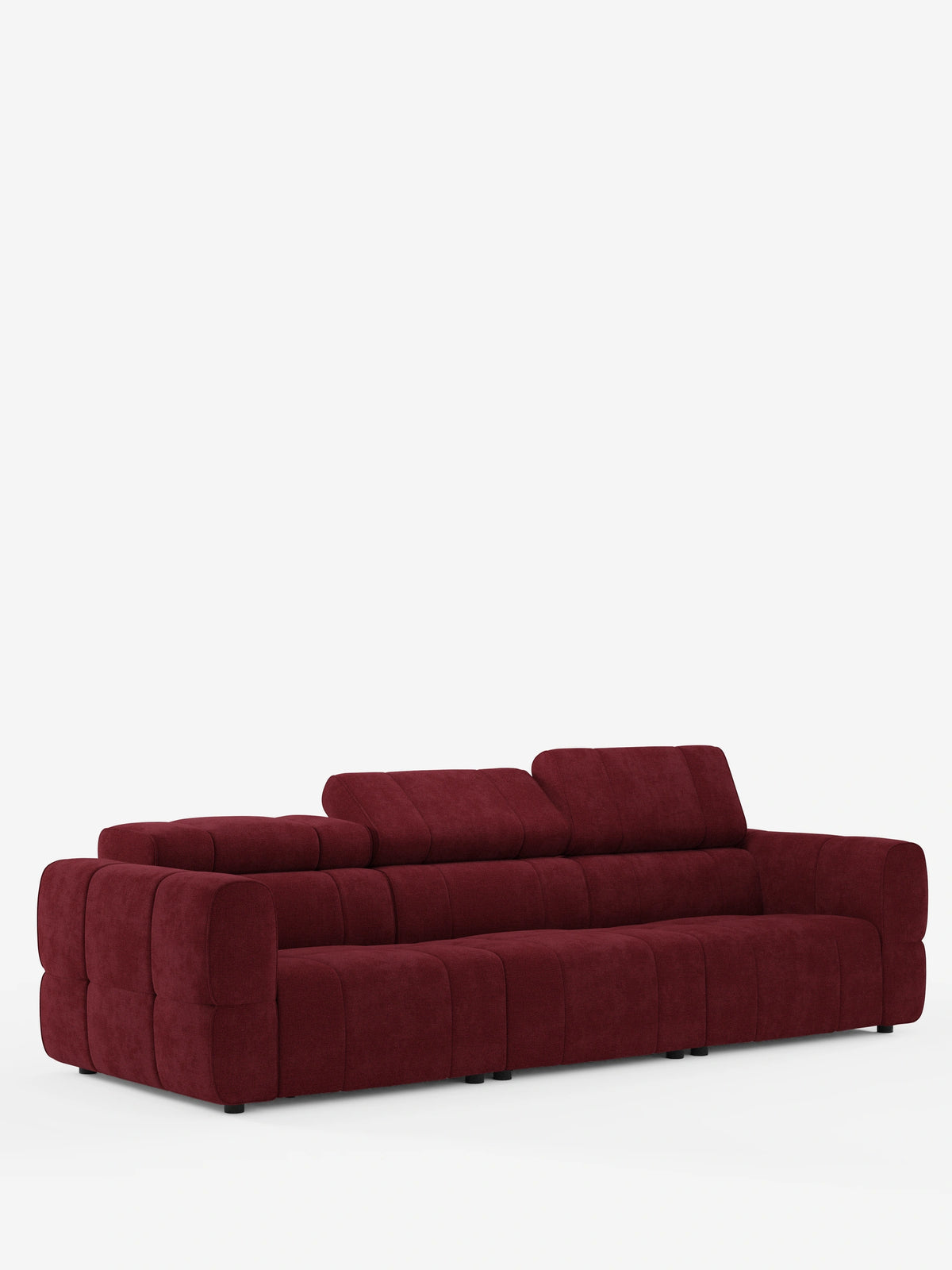 Il divano modulare Giotto a 4 posti con poggiatesta reclinabili e funzione relax elettrica opzionale, rivestito in tessuto smacchiabile T23, è un divano modulare a quattro posti di colore bordeaux intenso, caratterizzato da un design trapuntato a pannelli, piedini neri dal profilo ribassato e poggiatesta regolabili.