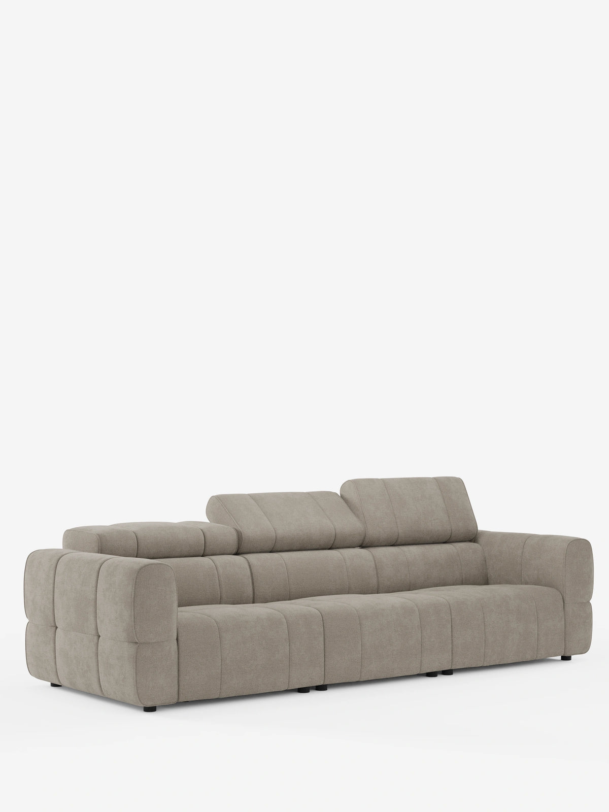 Il divano modulare Giotto a 4 posti con poggiatesta reclinabili e funzione relax elettrica opzionale, rivestito in tessuto smacchiabile T23, è un divano modulare color taupe con motivo trapuntato, ampi braccioli e poggiatesta regolabili su sfondo bianco.