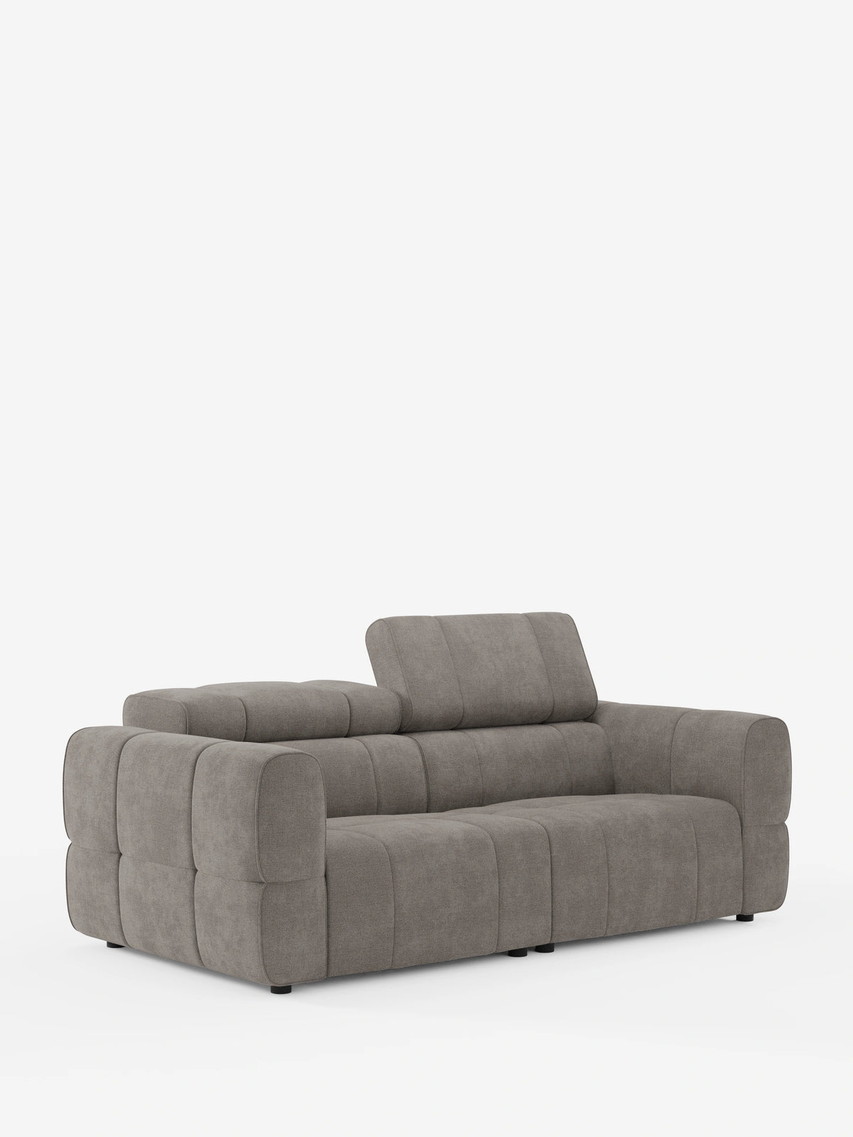 Un divano modulare Giotto a 3 posti color taupe, con poggiatesta reclinabili e funzione relax elettrica opzionale, rivestito in tessuto smacchiabile T23, è posizionato su uno sfondo bianco; presenta cuscini spessi e squadrati e un poggiatesta verticale.