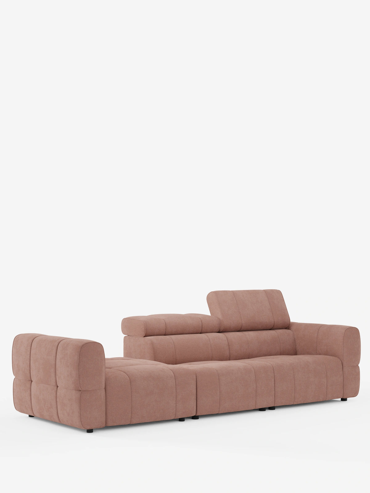 Un divano componibile Giotto color rosa polveroso con estremità aperta - opzione relax elettrico in tessuto smacchiabile T23, caratterizzato da cuscini rettangolari a profilo ribassato, un'estremità aperta e una sezione dello schienale regolabile in posizione verticale.