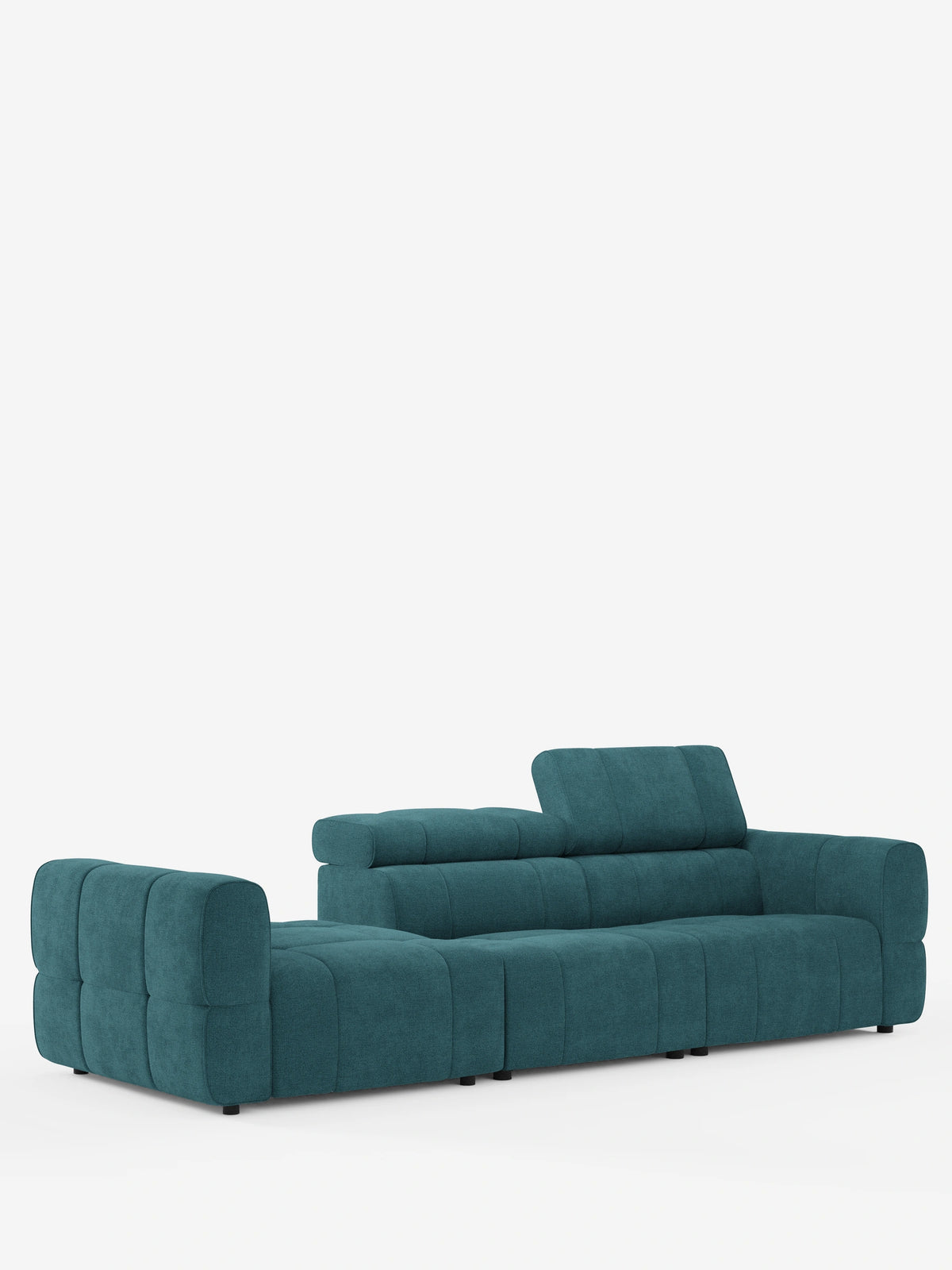 Un divano componibile Giotto color verde acqua con terminale aperto - opzione relax elettrico in tessuto smacchiabile T23: divano componibile con finitura testurizzata, design a profilo ribassato, terminale laterale integrato e un schienale rialzato di colore bianco.