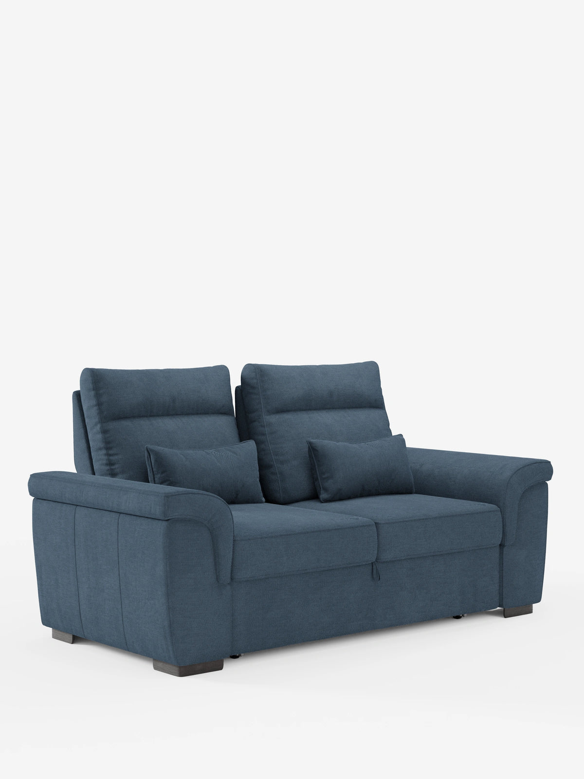 Un divano a tre posti Ischia blu scuro con pouf estraibile e schienali regolabili in tessuto misto lino lavabile, su sfondo bianco, dotato di due cuscini per lo schienale, due cuscini decorativi, braccioli bassi e ricurvi verso l’esterno e schienali regolabili.