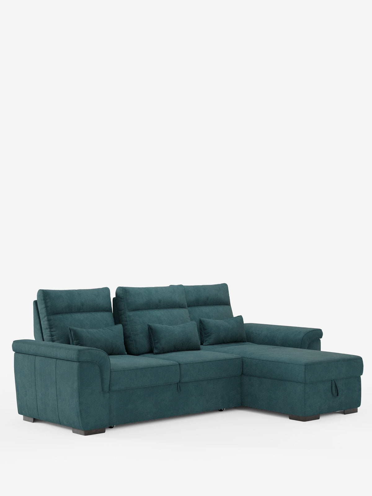 Un divano letto angolare Ischia con schienali scorrevoli, elemento estraibile e penisola contenitore in tessuto antimacchia misto lino color verde acqua, caratterizzato da una forma a L con cuscini spessi, tre cuscini decorativi, una chaise longue a destra e piedini bassi e scuri a blocco.