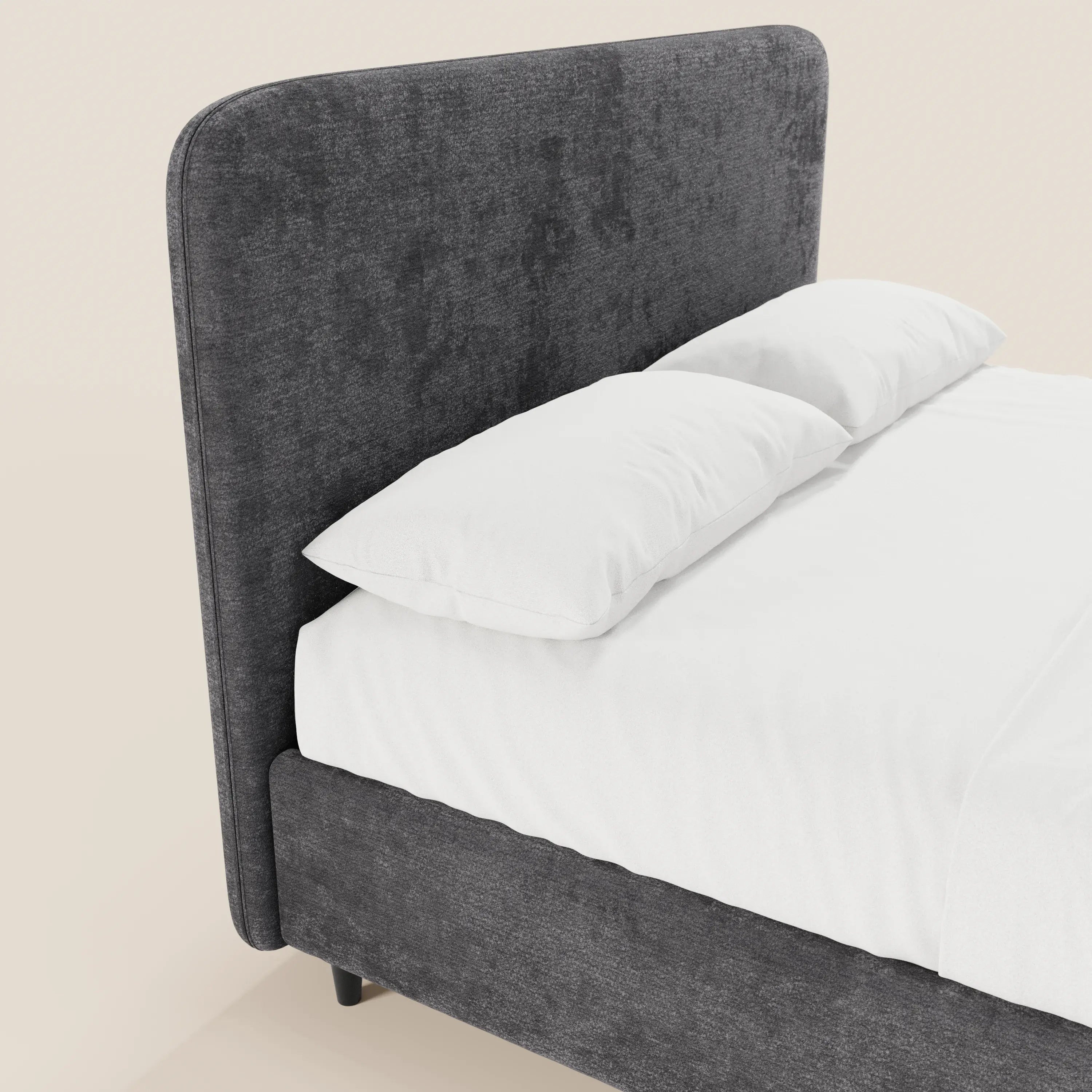 Il letto imbottito KAELOS minimal di Letti.store presenta una testiera alta e arrotondata in ciniglia e una struttura coordinata con gambe alte e vano contenitore, qui raffigurato in grigio antracite su uno sfondo crema chiaro, per un look pulito e minimalista, abbinato a lenzuola e cuscini di un bianco brillante.