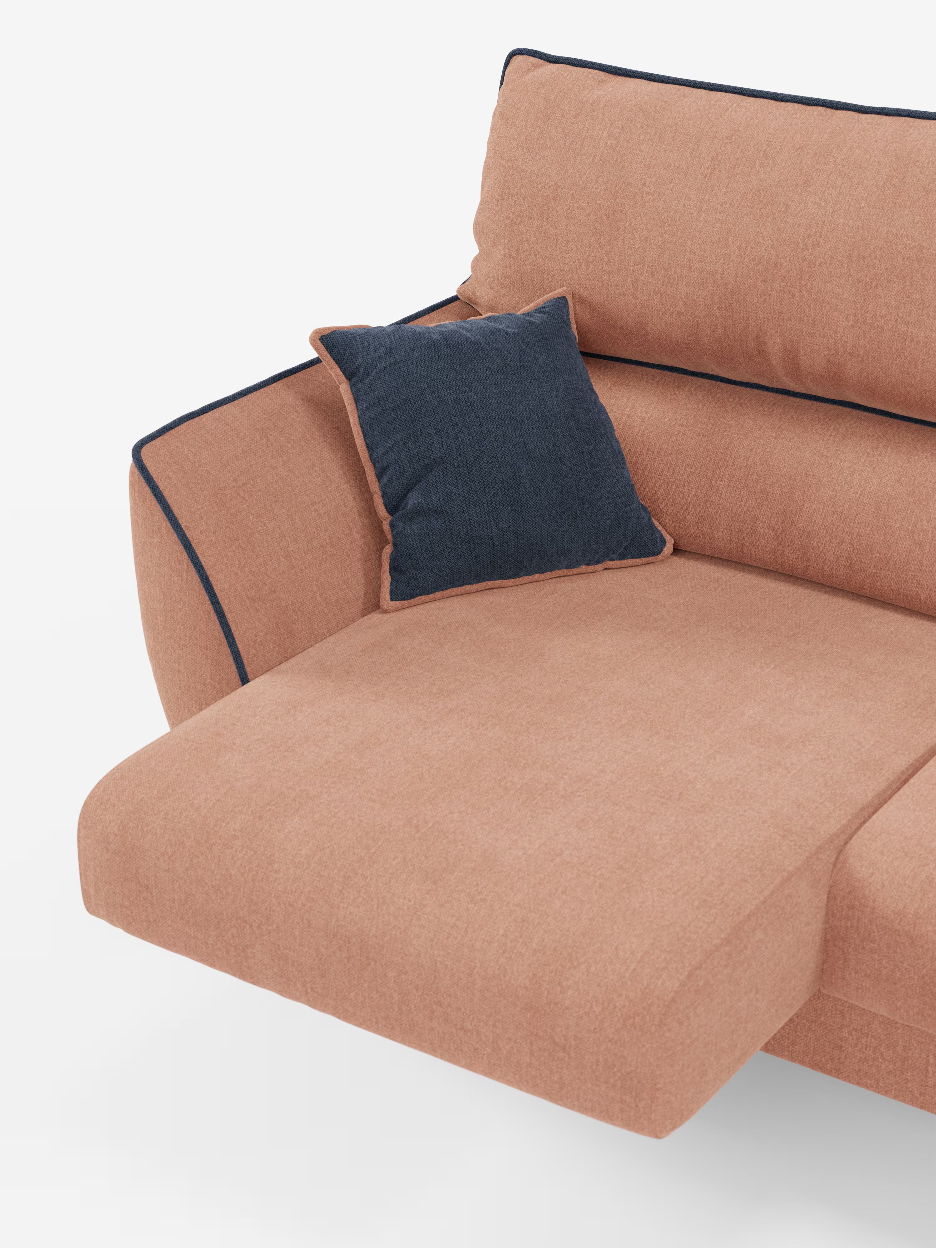 Il divano angolare bicolore Michelangelo con penisola e sedute estensibili di Divani.Store presenta un rivestimento in tessuto T23 marrone chiaro, facile da pulire, con bordino scuro a contrasto, una spaziosa chaise longue e poggiatesta regolabili. Un unico cuscino decorativo blu scuro è appoggiato al bracciolo angolare e al cuscino dello schienale. Lo sfondo è bianco a tinta unita.