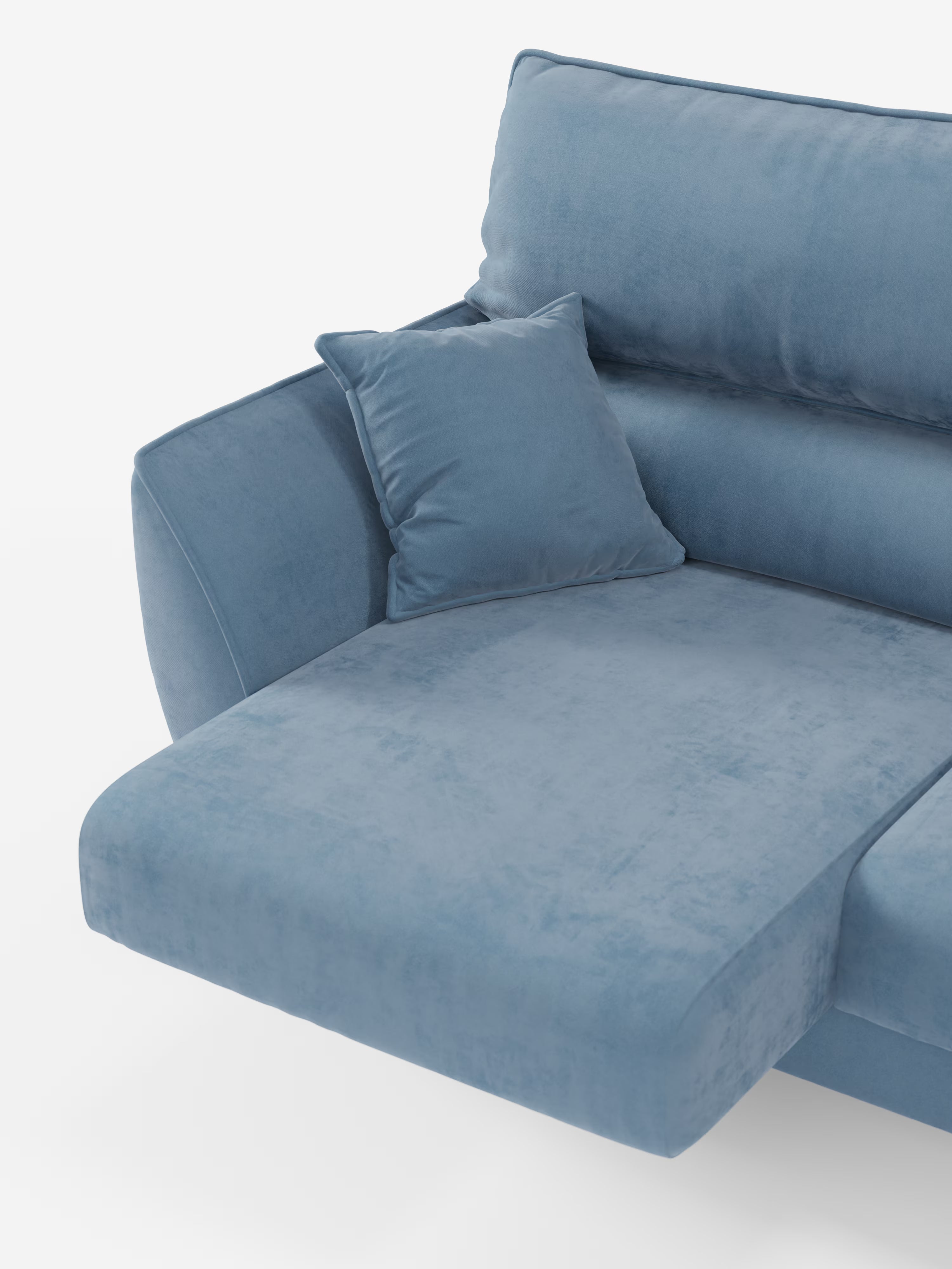 Una sezione a chaise longue in stile contemporaneo del divano angolare Michelangelo con penisola e sedute estensibili di Divani.Store, rivestita in un elegante tessuto effetto vellutino azzurro chiaro (T30), resistente alle macchie, con cuscino in tinta. Questo divano angolare modulare si caratterizza per le linee pulite, la seduta morbida, lo schienale e i poggiatesta reclinabili, il tutto su uno sfondo bianco a tinta unita.