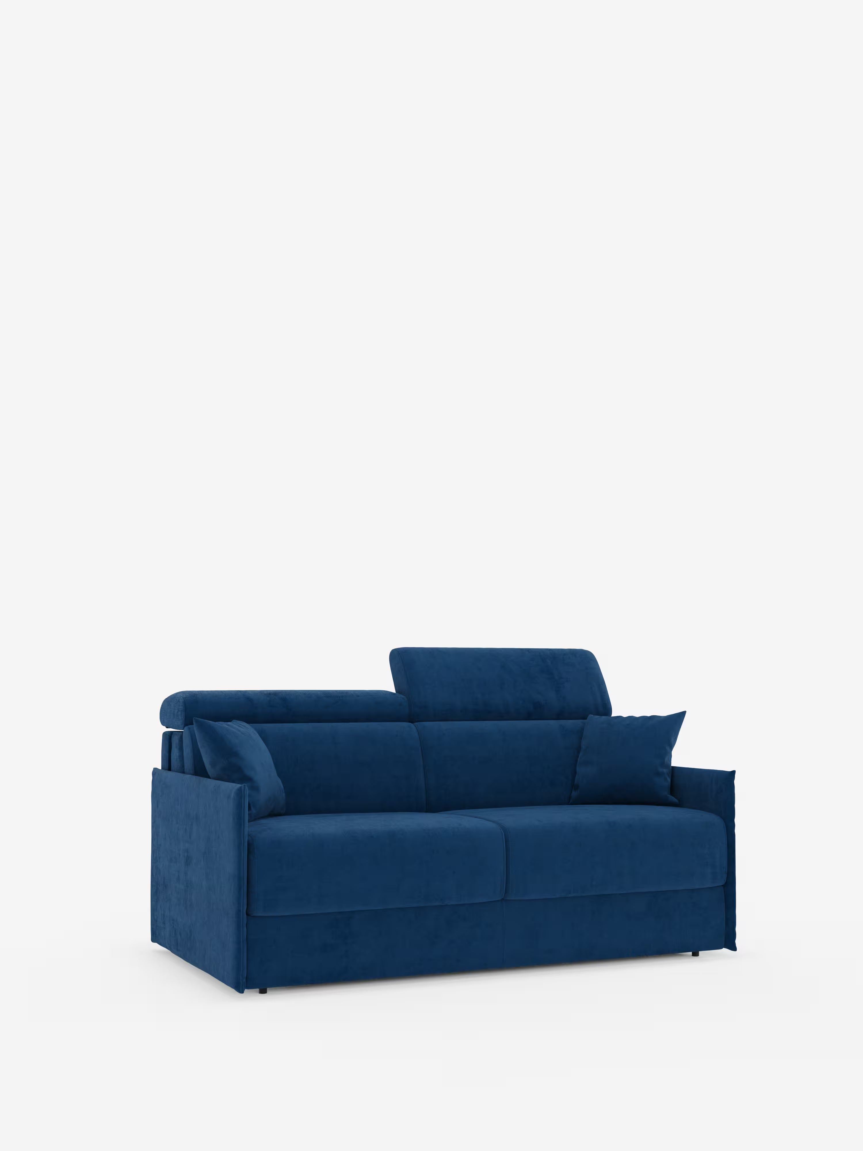 Il divano letto Miryam con poggiatesta reclinabili e comfort maxi di Divani.Store è un divano moderno in velluto blu intenso dalle linee pulite e dallo stile minimal contemporaneo. Questo modello compatto, realizzato in morbido tessuto smacchiabile T31, è dotato di poggiatesta regolabili, schienale regolabile in altezza, un cuscino per il bracciolo e due sezioni di seduta. Il divano letto compatto poggia su gambe corte ed è fotografato su uno sfondo bianco a tinta unita.