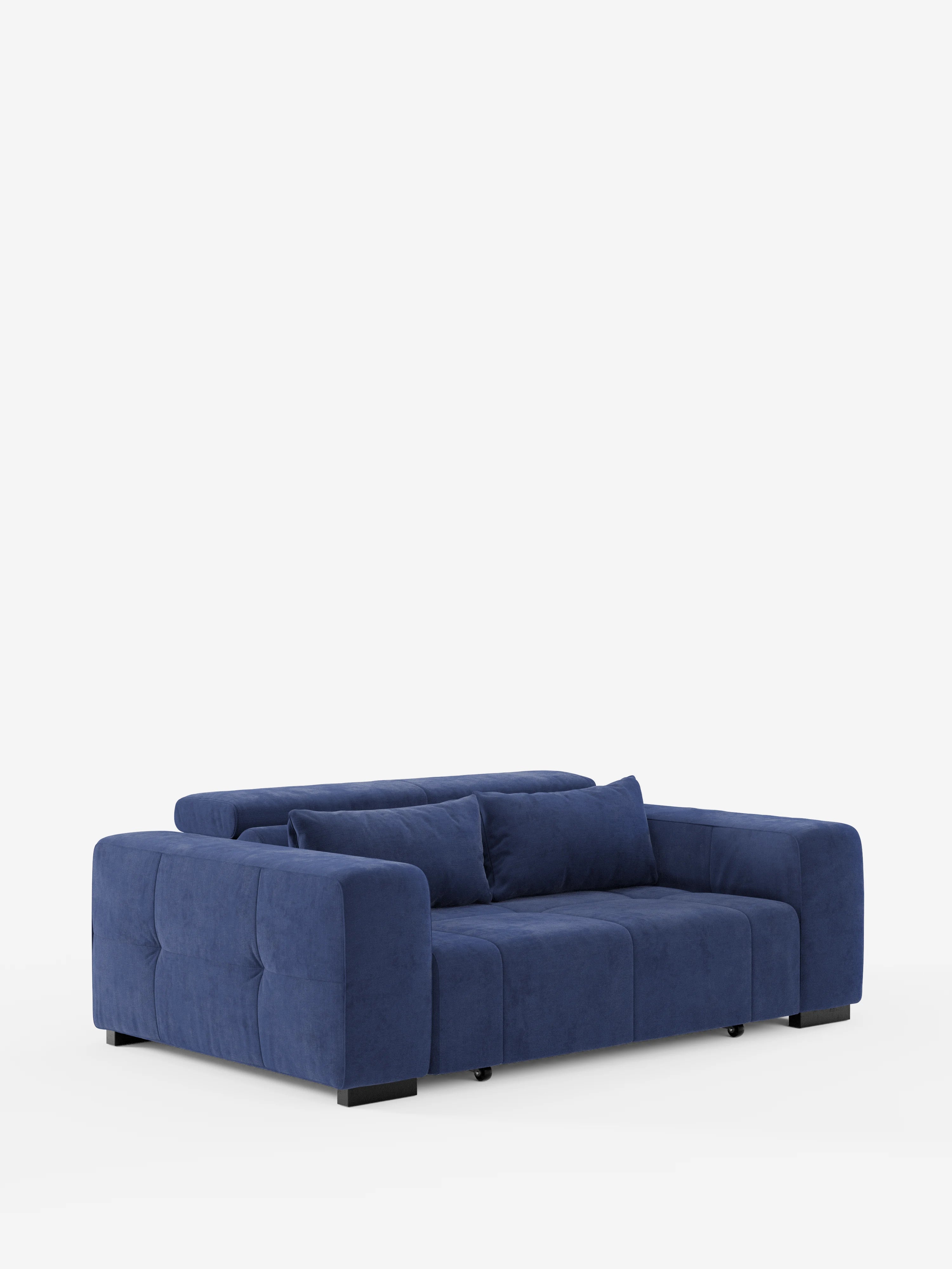 Un moderno divano blu “Monarch Divano con Relax Elettrico” di Divani.Store, rivestito in morbido tessuto T31 resistente alle macchie, caratterizzato da cuscini soffici, ampi braccioli e uno schienale basso. Questo divano contemporaneo offre l’estensione elettrica della seduta e un poggiatesta reclinabile per il massimo comfort, impreziosito da dettagli trapuntati a quadrati e da piedini neri corti. Presentato su uno sfondo bianco a tinta unita per enfatizzarne il design pulito.