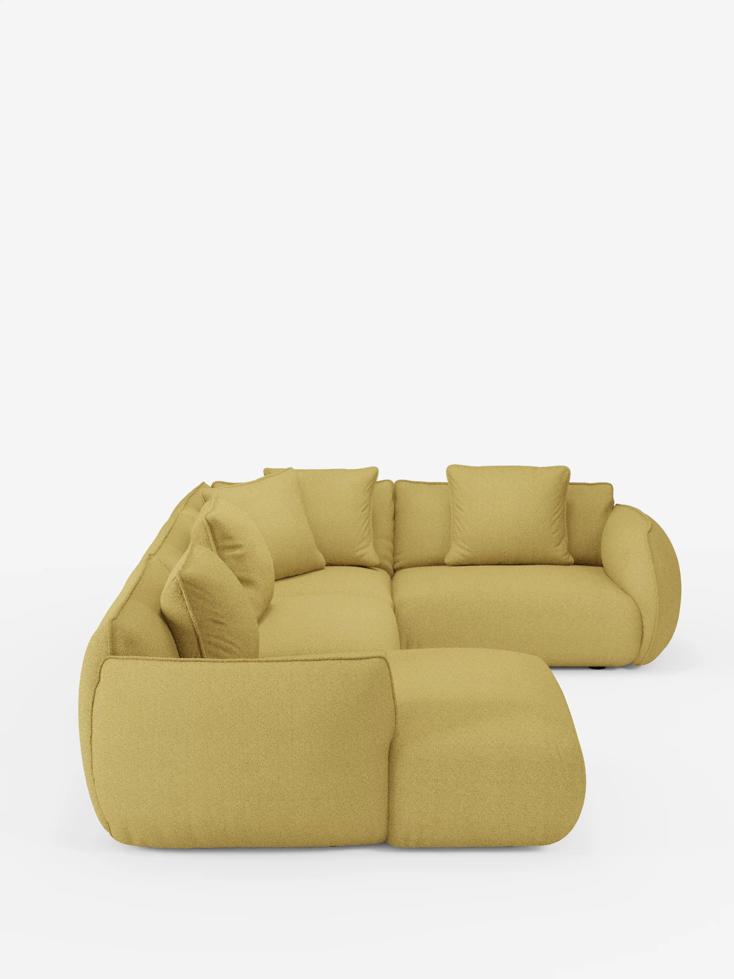 Vi presentiamo il divano angolare panoramico componibile Nimbus con penisola e angolo in tessuto smacchiabile T33 di Divani.Store: un moderno divano componibile a L di colore giallo, con bordi arrotondati e sei cuscini coordinati, messo in risalto su uno sfondo bianco a tinta unita. Questo divano modulare Made in Italy incarna alla perfezione un connubio armonioso tra stile e versatilità.