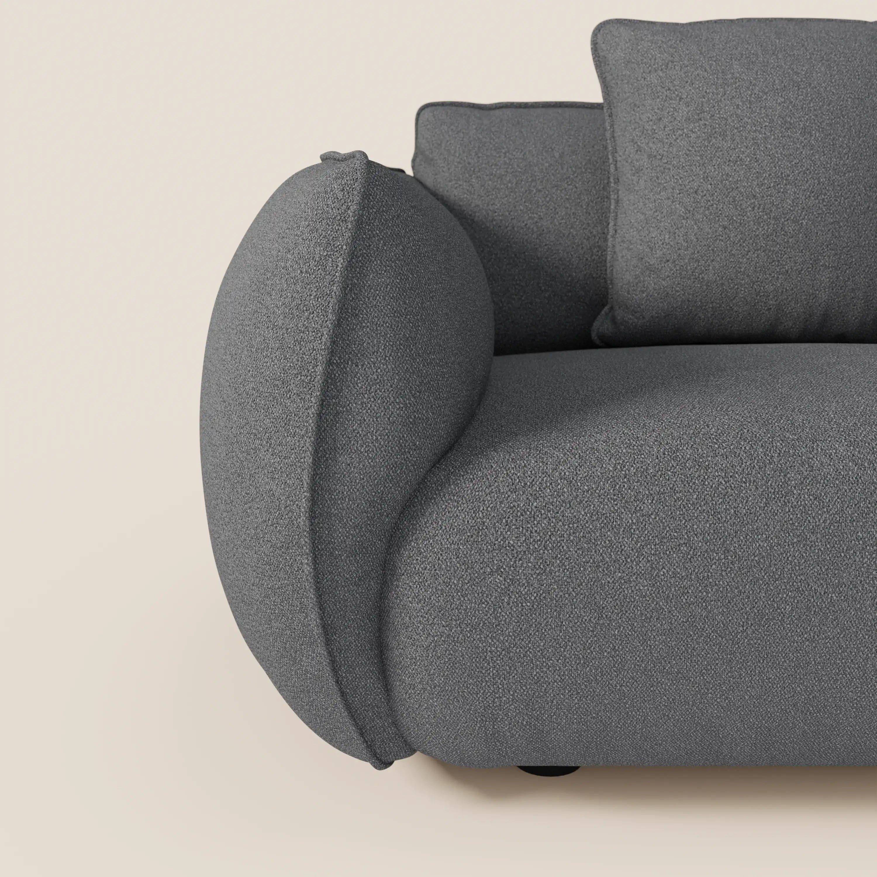 Primo piano del divano modulare a 3 sedute Nimbus di Divani.Store in morbido tessuto smacchiabile effetto cotone T33, che mostra il bracciolo arrotondato, la morbida imbottitura e il cuscino coordinato su uno sfondo beige neutro.