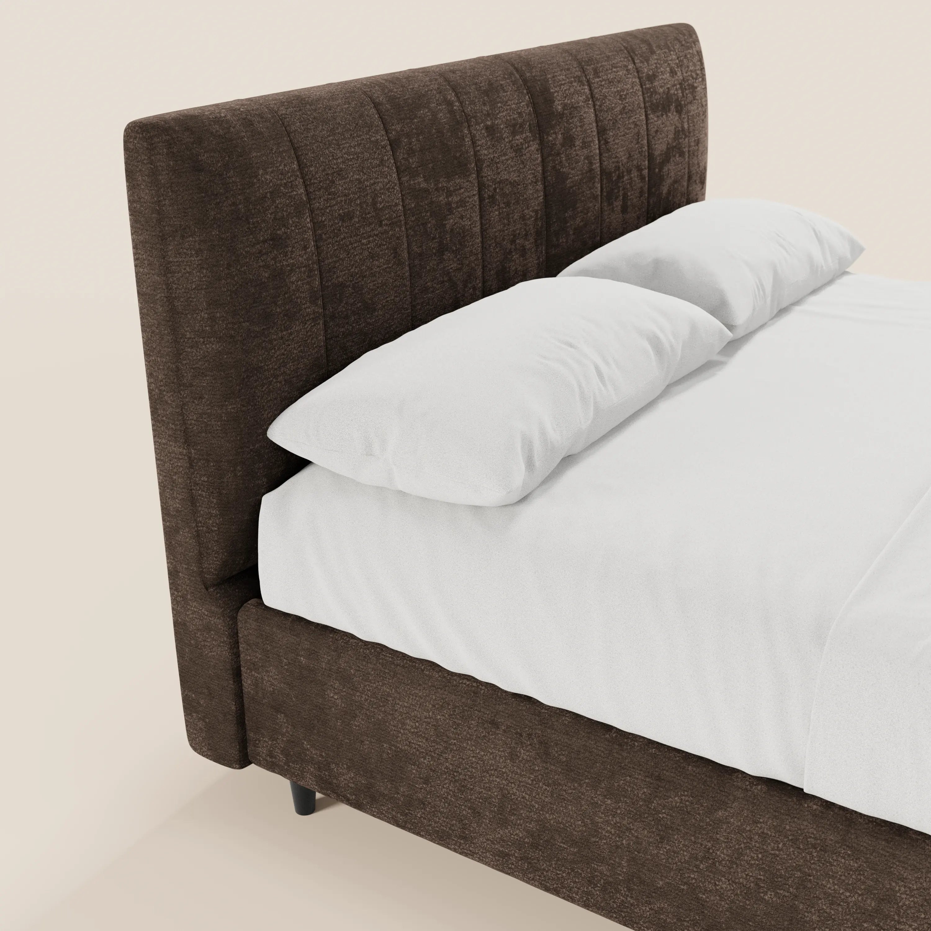 Un primo piano del letto imbottito ONYX di Letti.store ne mette in risalto la testiera alta e verticale in tessuto Oeko-Tex® e la struttura abbinata in marrone scuro, rifinita con cura con lenzuola bianche e due cuscini, su uno sfondo chiaro e semplice.