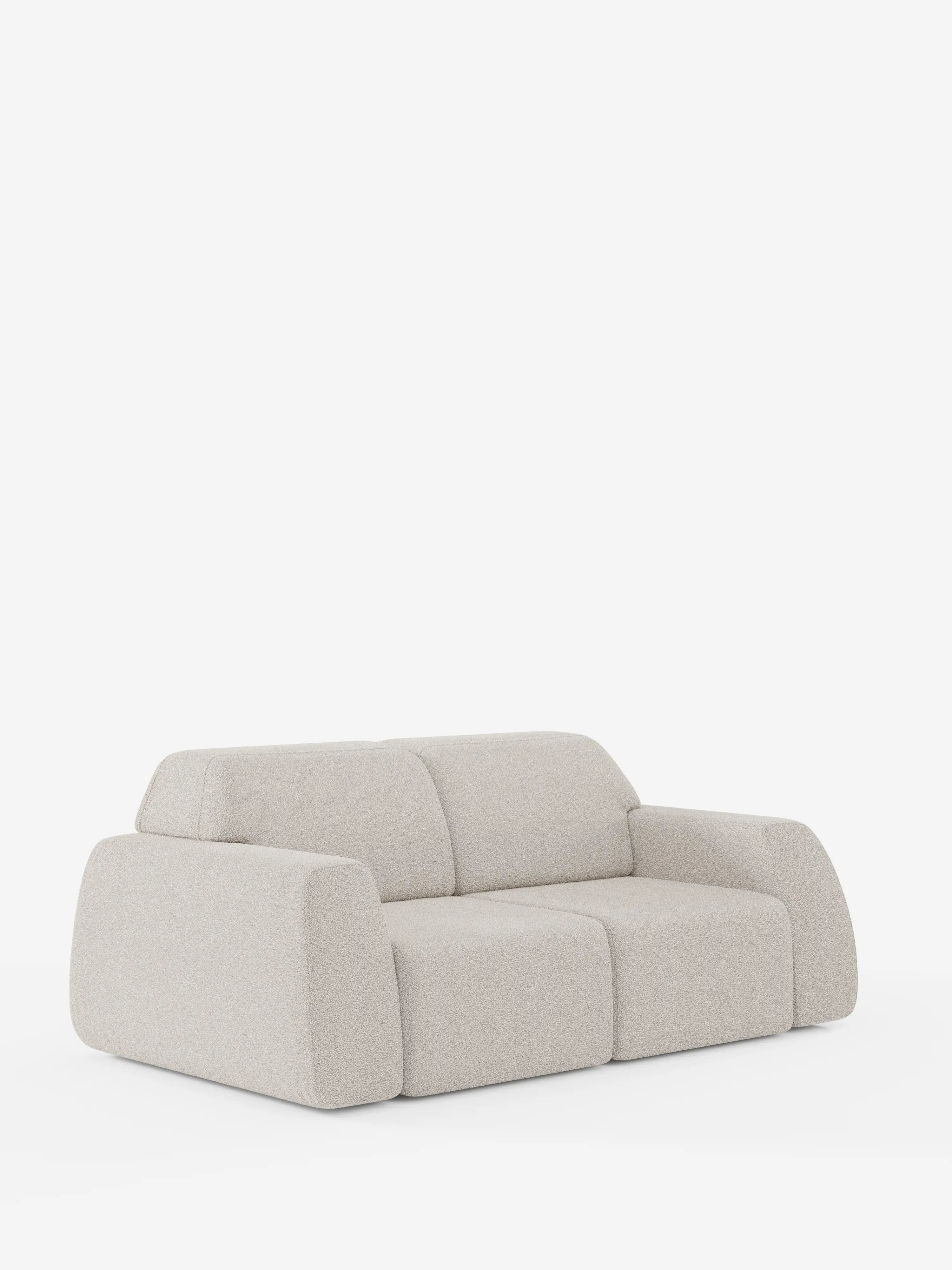 Un divano Orbit contemporaneo, color beige chiaro, di Divani.Store, caratterizzato da cuscini spessi e morbidi e da bordi arrotondati. Questo “divano moderno” a due posti offre uno schienale e braccioli ampi e imbottiti che garantiscono un’atmosfera accogliente, mentre i rivestimenti completamente sfoderabili in tessuto T33 effetto cotone antimacchia aggiungono praticità al suo design moderno. Il divano è esposto su uno sfondo bianco a tinta unita.