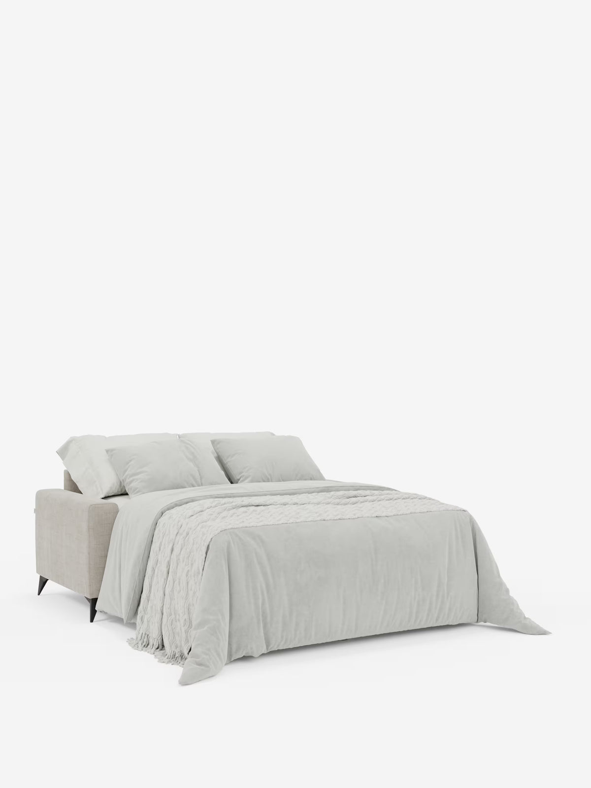 Il divano letto matrimoniale Pegaso di Divani.Store, dotato di poggiatesta regolabili e rivestito in tessuto jacquard T22 facile da pulire, è qui raffigurato nella versione distesa. È abbellito da un piumone grigio chiaro, cuscini coordinati e un plaid testurizzato. Su uno sfondo bianco a tinta unita, l’immagine mette in risalto le linee pulite e il design minimalista di questo moderno divano letto.