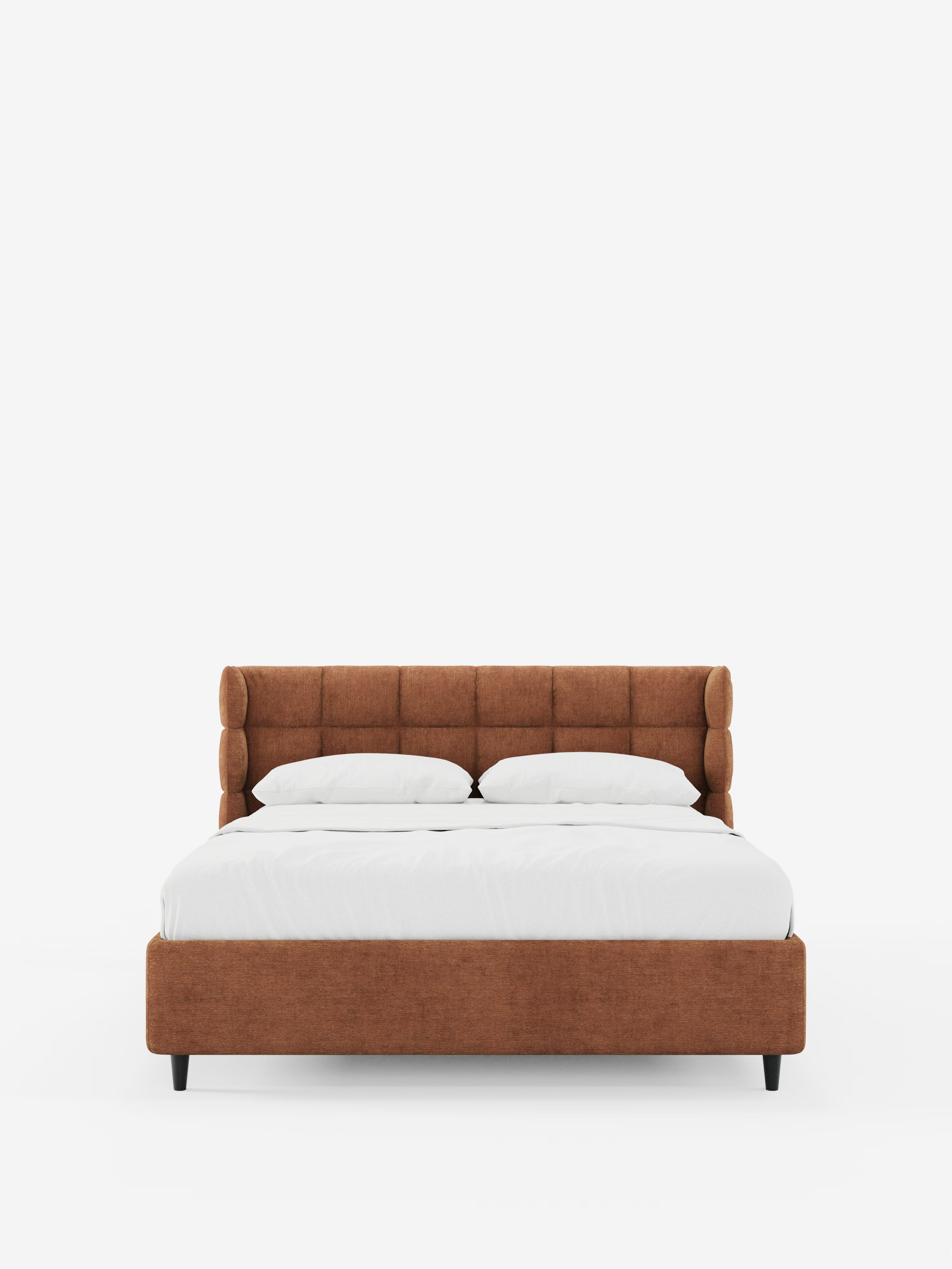 Il letto imbottito RAGNAR con contenitore e testiera capitonné avvolgente di Letti.store è un letto moderno caratterizzato da un’elegante testiera e struttura imbottite e trapuntate di colore marrone, certificate Oeko-Tex®, abbinate a due cuscini bianchi e a una biancheria da letto di un bianco candido. Appoggiato su quattro gambe corte nere, il letto è posizionato al centro di uno sfondo bianco a tinta unita.