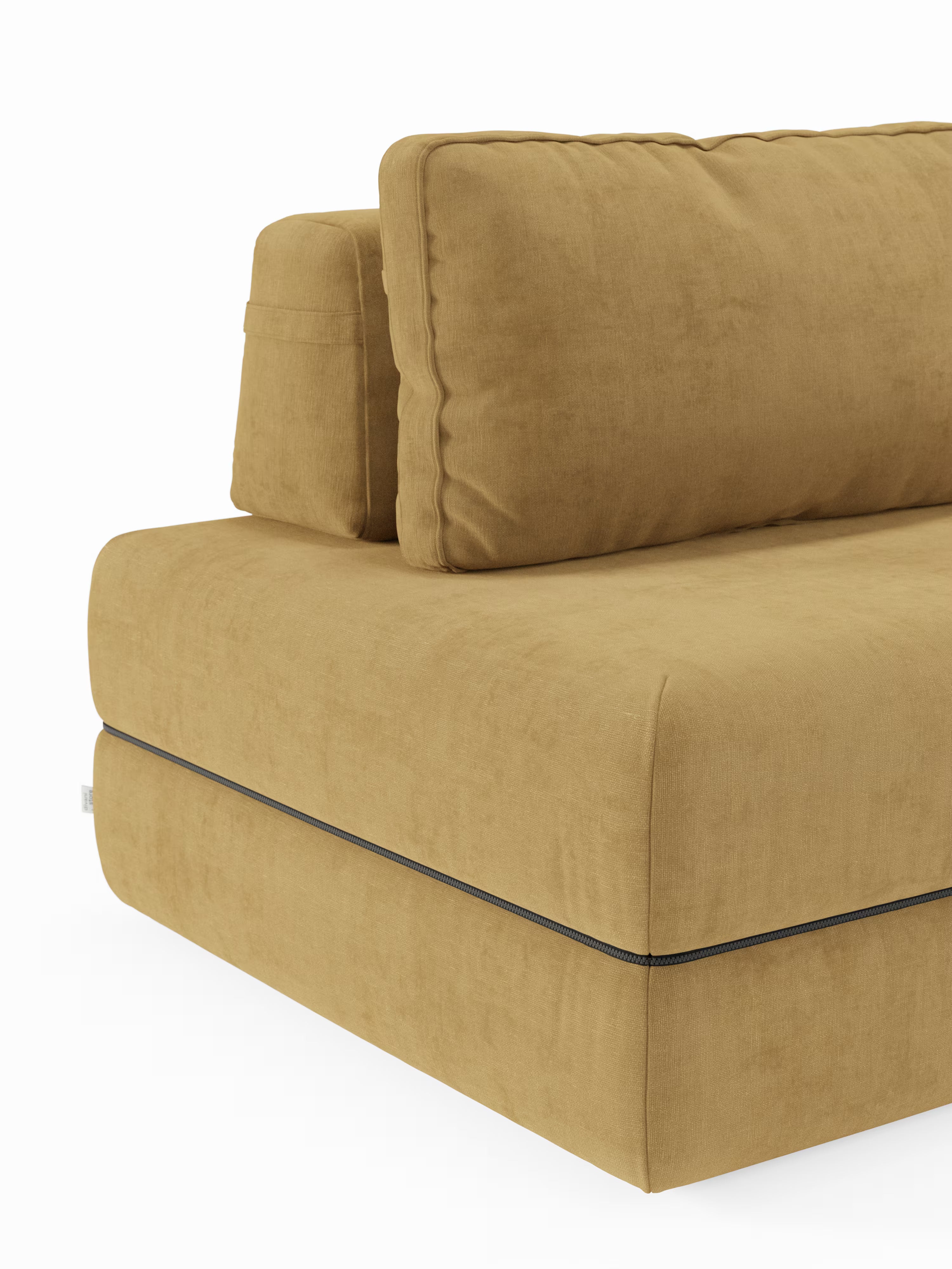 Un primo piano del divano letto matrimoniale Rift di Divani.Store mette in risalto il moderno rivestimento giallo senape, evidenziando il dettaglio angolare con morbidi cuscini di seduta e schienale, una caratteristica cerniera scura lungo la base e la consistenza morbida e vellutata del tessuto. Lo sfondo è bianco a tinta unita.