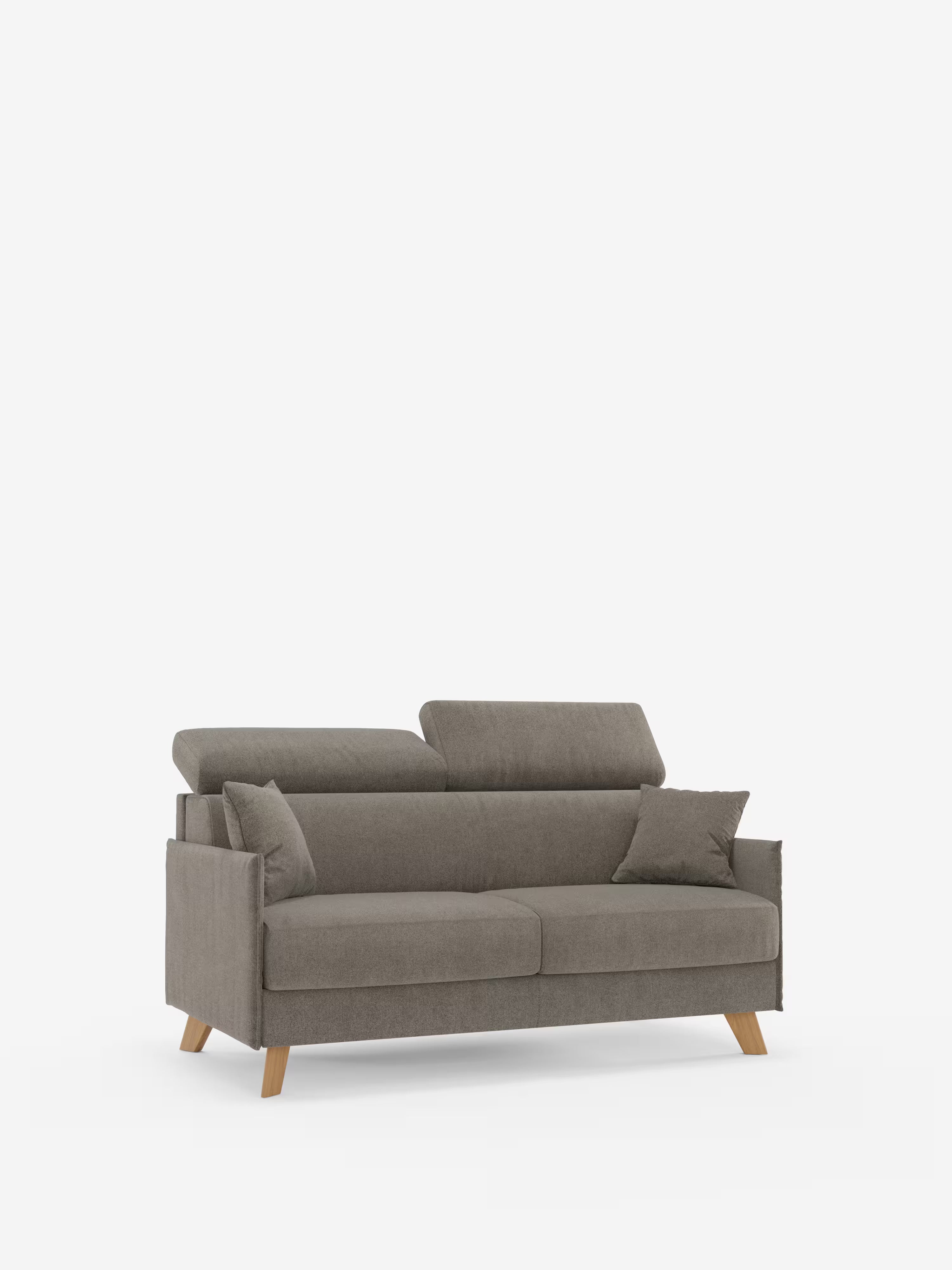 Il divano letto matrimoniale Sole di Divani.Store è un divano compatto e moderno, rivestito in tessuto grigio T23 antimacchia, dotato di due cuscini di seduta, due poggiatesta regolabili e gambe angolate in legno. Corredato da due cuscini decorativi coordinati alle estremità, il rivestimento rimovibile al 100% aggiunge praticità al suo design di ispirazione scandinava. Il divano è esposto su uno sfondo bianco a tinta unita.