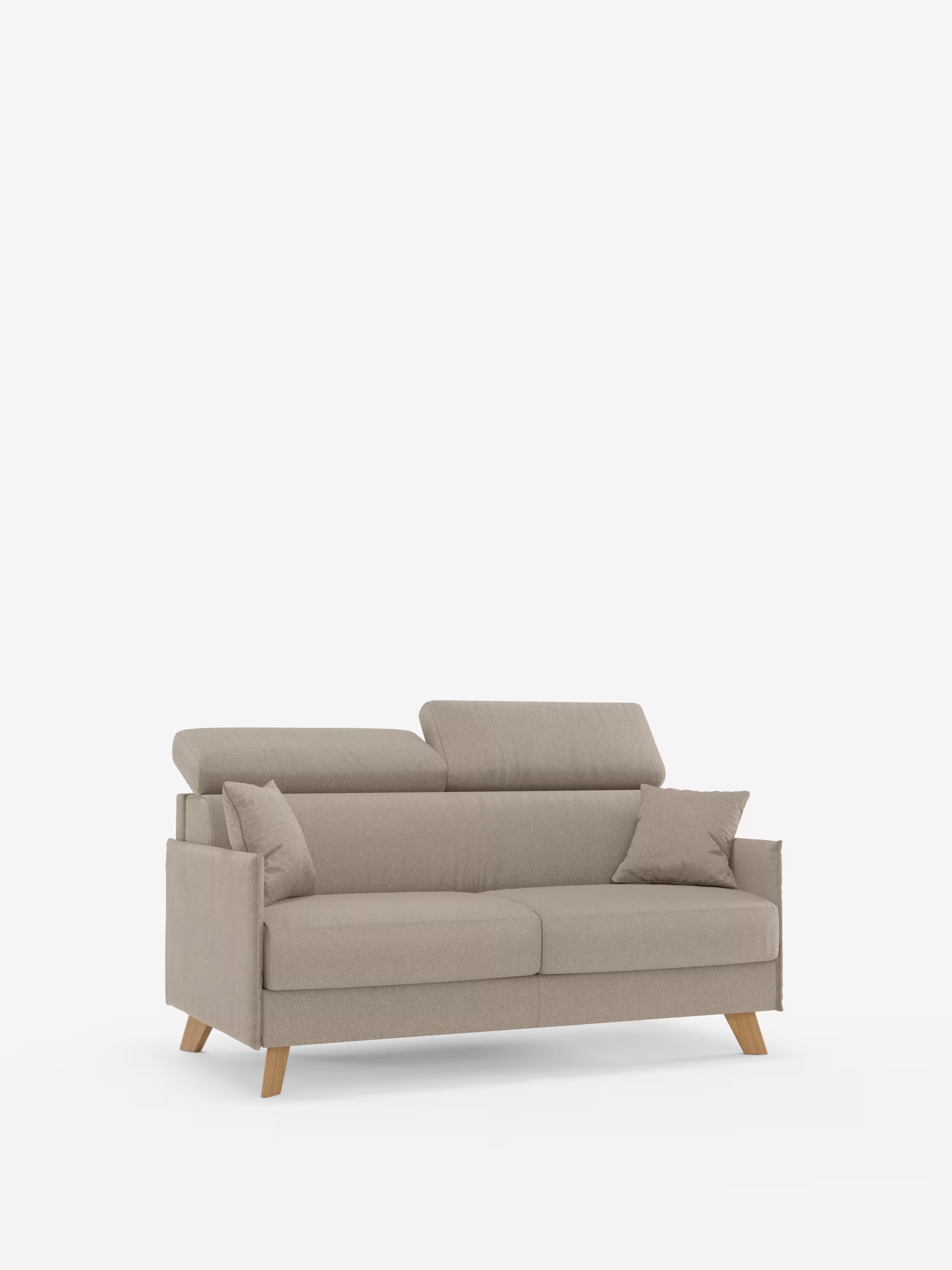Sole, il divano letto matrimoniale di Divani.Store, è un divano a due posti color beige chiaro con gambe angolari in legno, due cuscini dello schienale, due piccoli cuscini laterali abbinati e poggiatesta regolabili. Il suo design minimalista e contemporaneo presenta una forma compatta con rivestimento in tessuto T23 antimacchia e sfoderabile al 100% e poggiatesta reclinabili. Il divano è raffigurato su uno sfondo bianco a tinta unita.