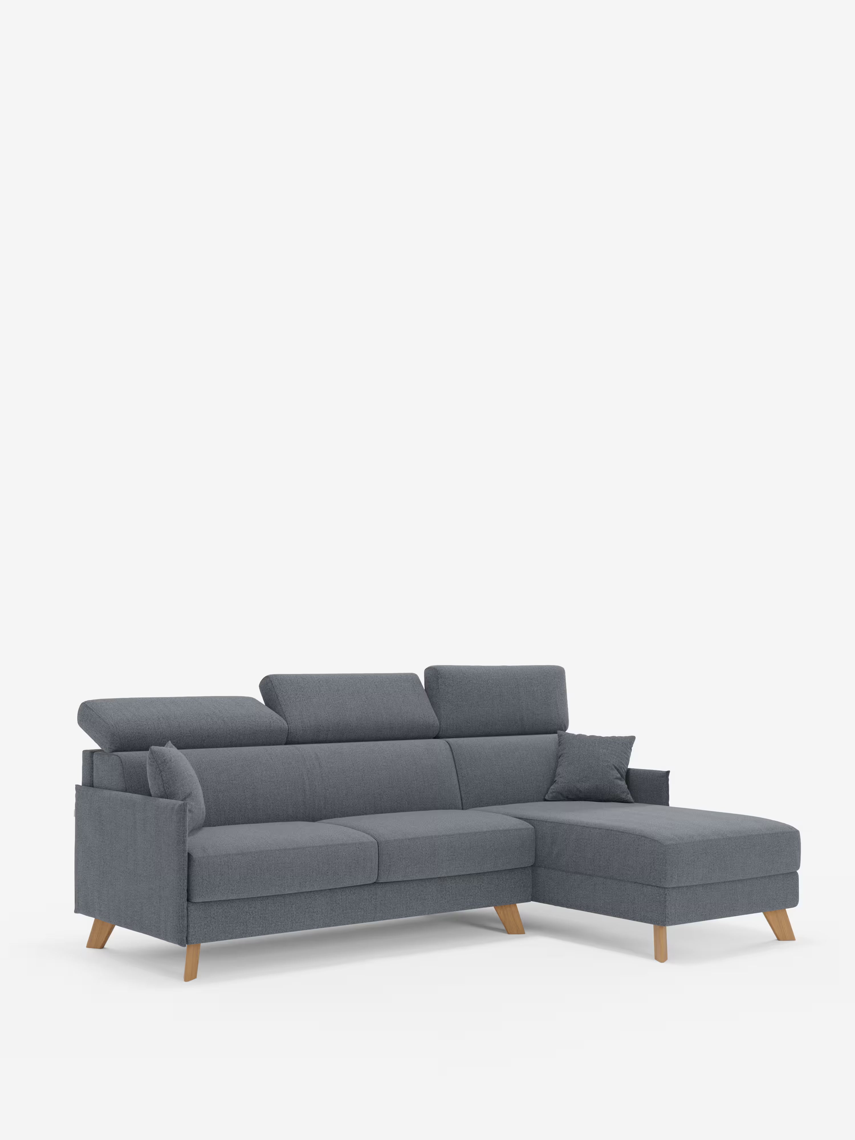 Il modello “Sole Divano letto matrimoniale angolare” di Divani.Store è un elegante divano letto angolare rivestito in tessuto grigio T23 antimacchia, dotato di una spaziosa chaise longue con penisola contenitore sul lato destro, tre morbidi cuscini dello schienale, gambe in legno, un cuscino decorativo e poggiatesta reclinabili regolabili. Caratterizzato da un raffinato stile scandinavo, è presentato su uno sfondo bianco a tinta unita.