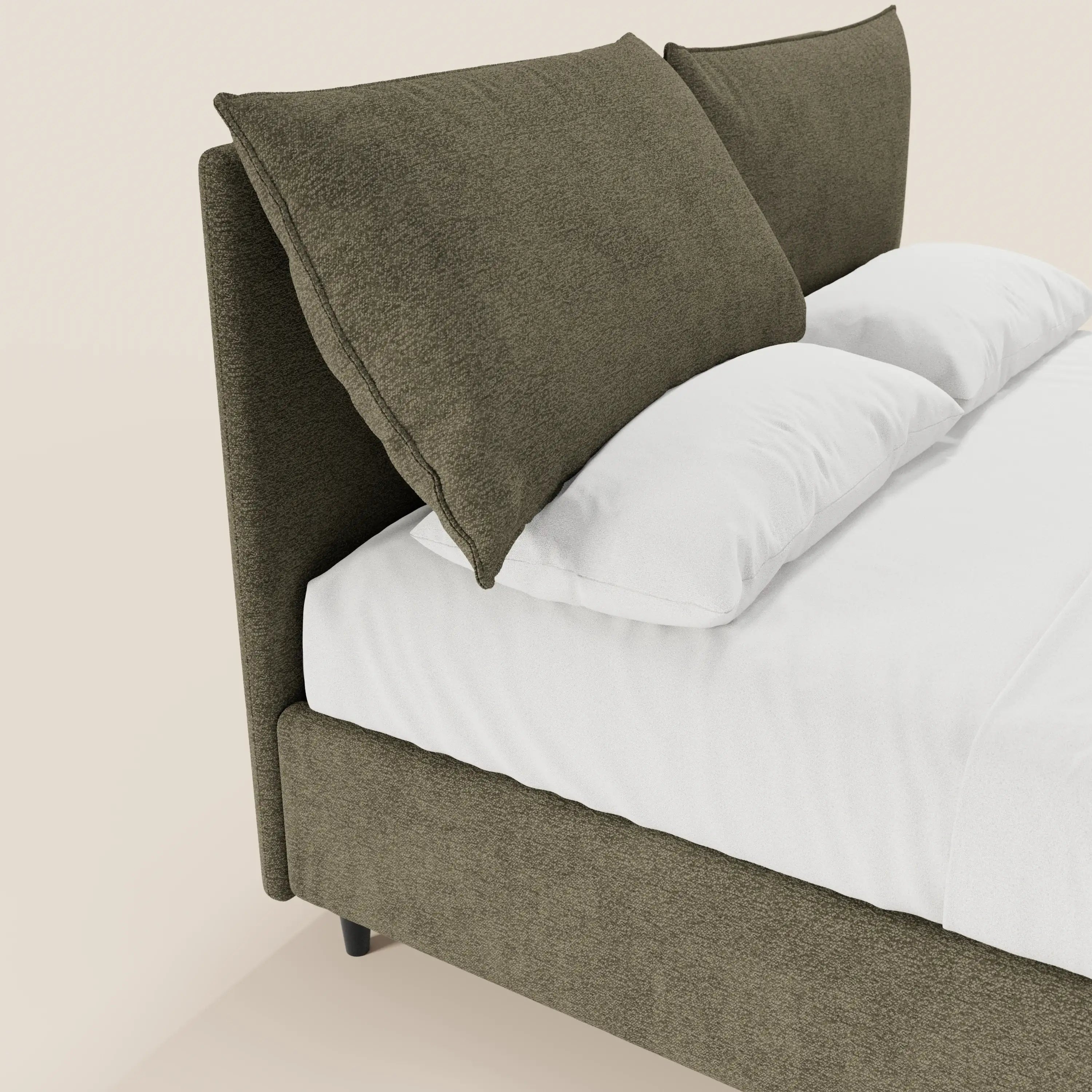 ZAYRON di Letti.store: letto imbottito con contenitore e morbidi cuscini regolabili, dal design moderno in tessuto verde certificato Oeko-Tex®, raffigurato di profilo con biancheria da letto bianca su sfondo neutro.