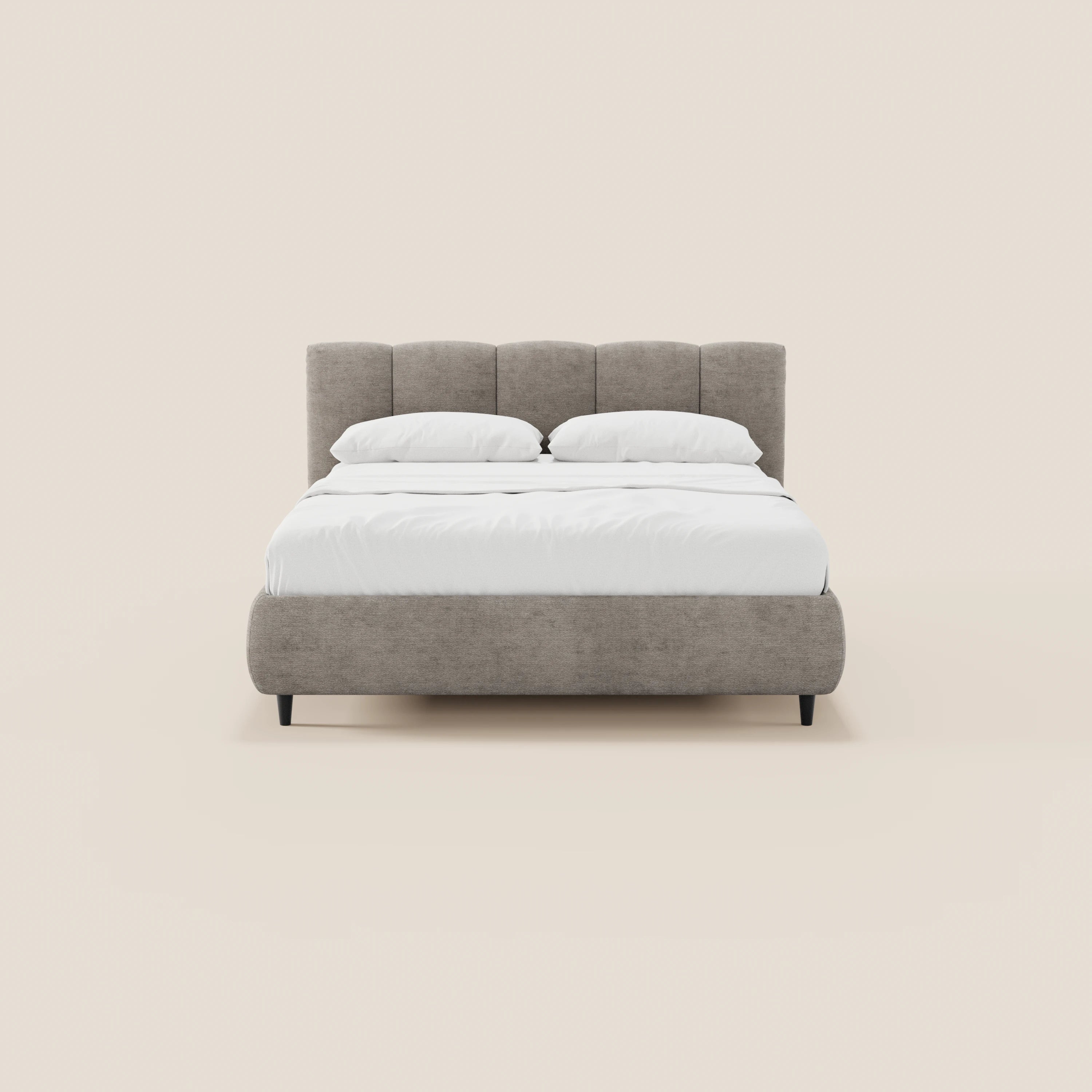 Il letto imbottito ARKAM di Letti.store, con contenitore e testiera verticale in tessuto Oeko-Tex®, unisce il design shabby chic a uno stile contemporaneo. Rivestimento grigio chiaro, linee minimaliste: perfetto per camere moderne ed essenziali.