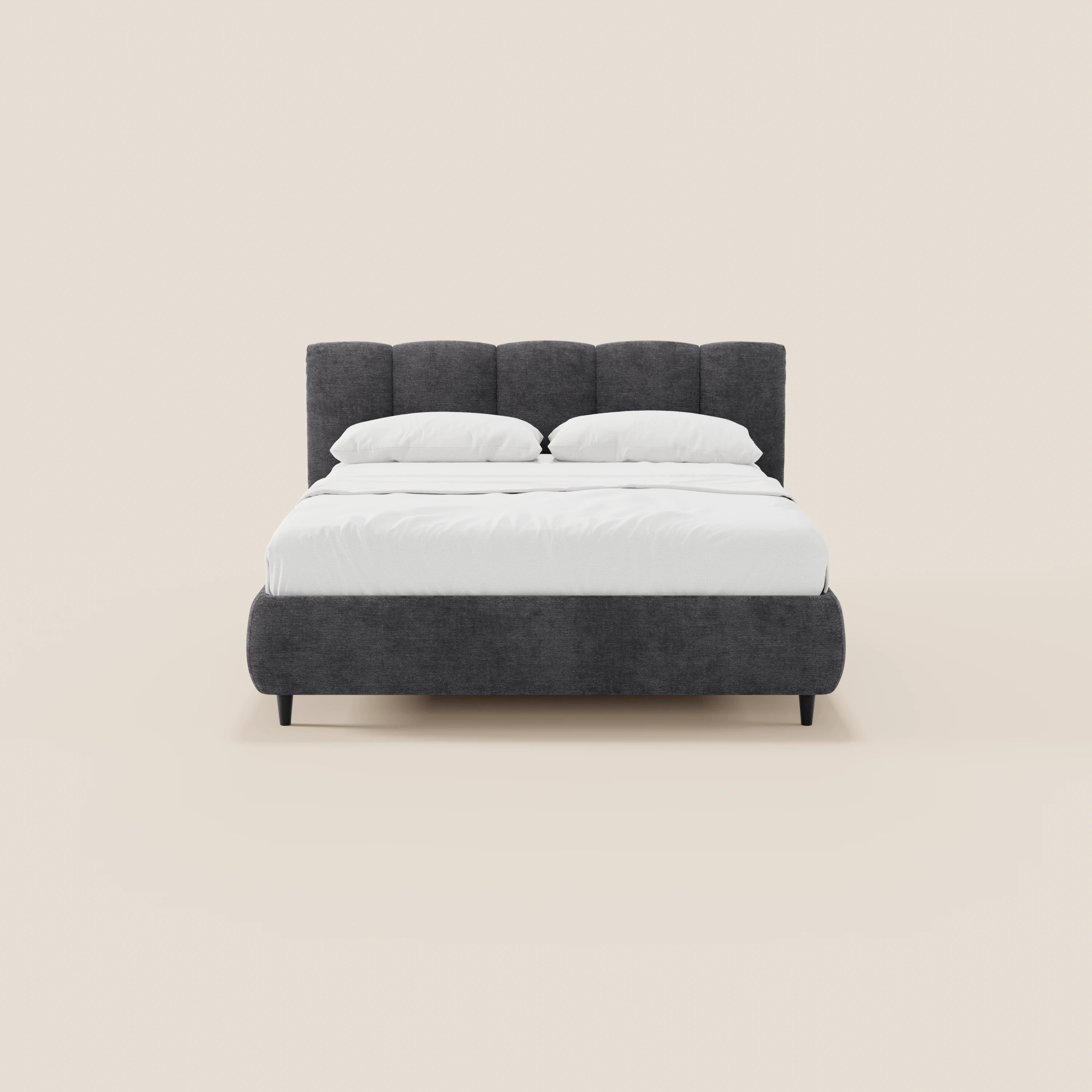 Il letto imbottito ARKAM di Letti.store, dotato di vano contenitore e testiera con lavorazione verticale in tessuto Oeko-Tex®, si distingue per il suo design shabby chic, raffinato e moderno, presentato su uno sfondo beige chiaro con biancheria da letto bianca.