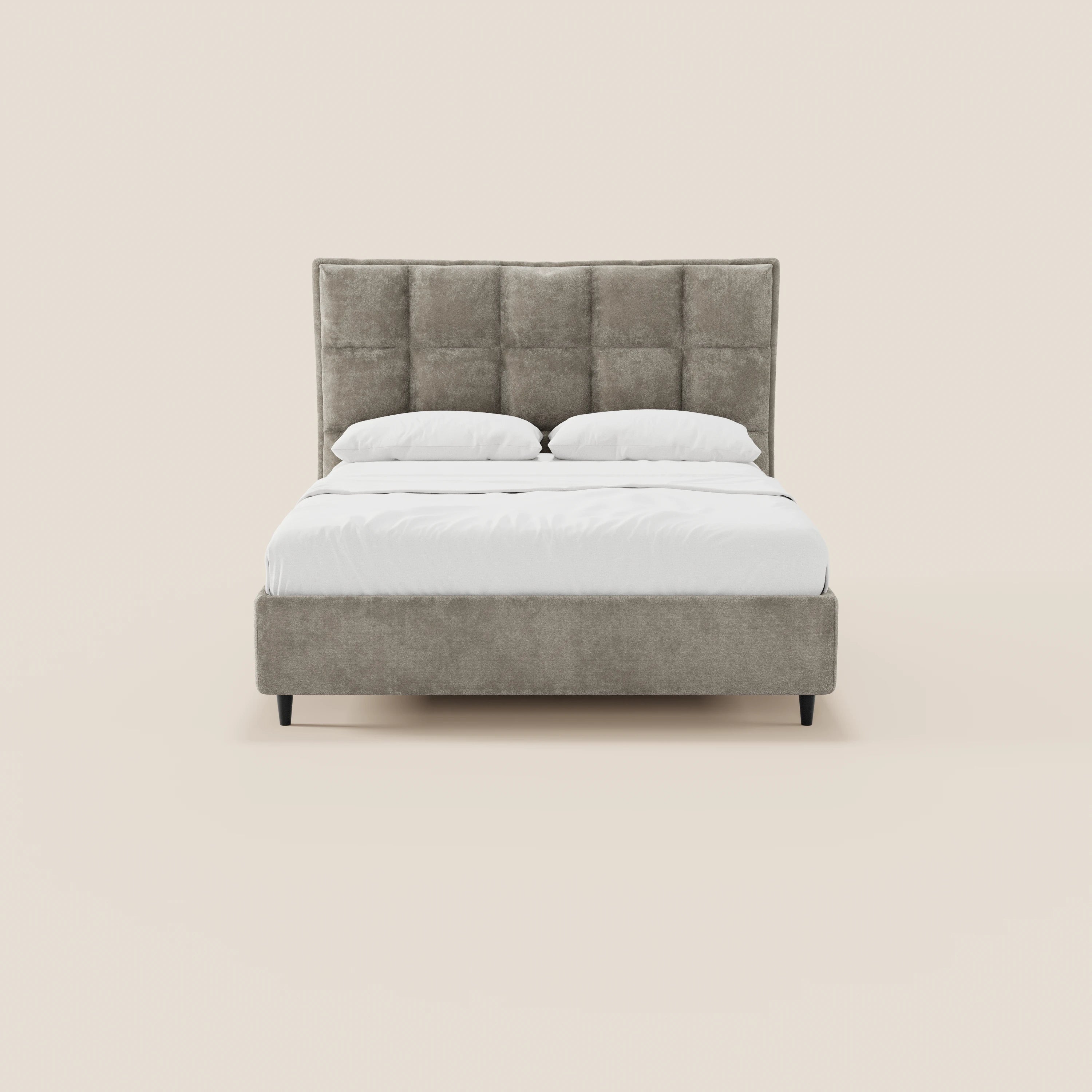 Il letto imbottito AURO di Letti.store presenta una testiera alta in ciniglia trapuntata certificata Oeko-Tex®, una base contenitore, biancheria da letto bianca e due cuscini bianchi. La sua struttura minimalista è dotata di gambe corte nere ed è raffigurata di fronte su uno sfondo beige.