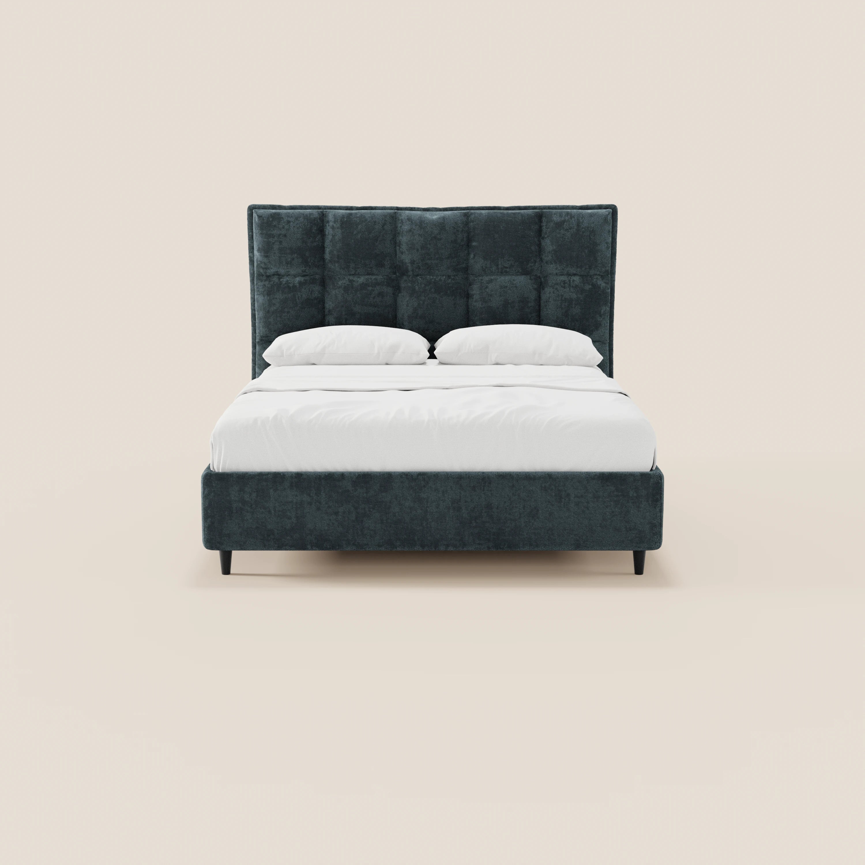 Il letto AURO di Letti.store, imbottito, con vano contenitore e testiera capitonné alta in ciniglia Oeko-Tex® grigio scuro, è rivestito con biancheria bianca e poggia su corti piedini neri su uno sfondo beige chiaro.