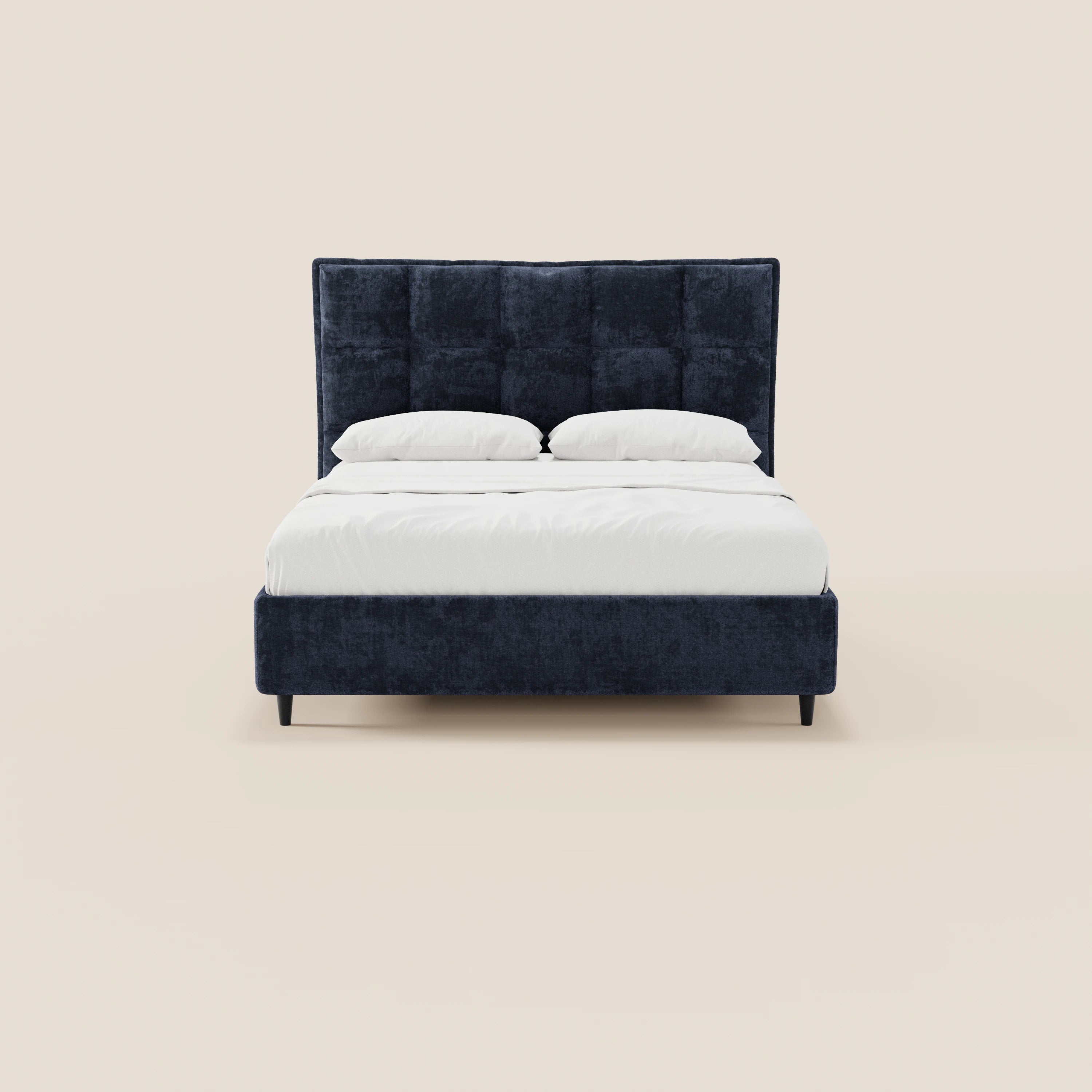 Il letto imbottito AURO di Letti.store, con contenitore e testiera alta capitonné in ciniglia Oeko-Tex®, cuscini bianchi e copriletto bianco, è presentato su uno sfondo beige chiaro.