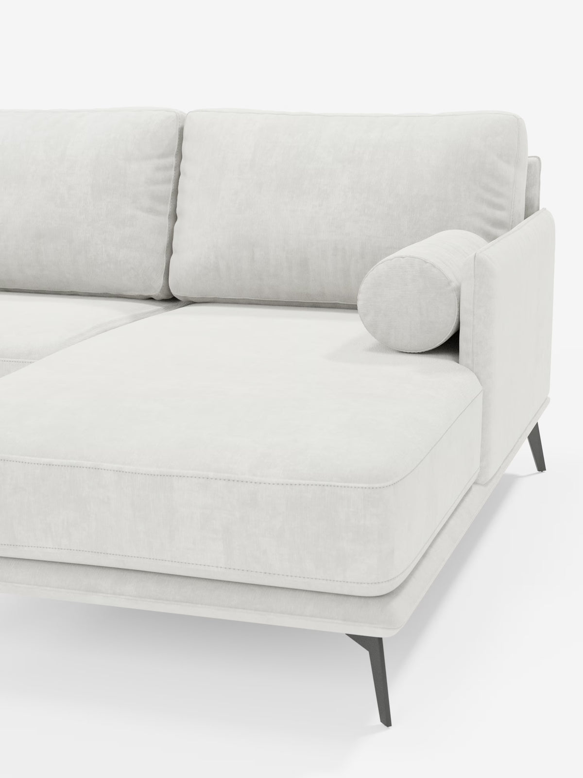 Il divano angolare moderno con penisola Basalto di Divani.Store è un divano componibile bianco, elegante e contemporaneo, dotato di morbidi cuscini in piuma rivestiti in tessuto T31 facile da pulire, un cuscino cilindrico integrato e sottili gambe angolari in metallo nero. Nell’immagine è visibile solo la sezione destra su uno sfondo bianco a tinta unita.