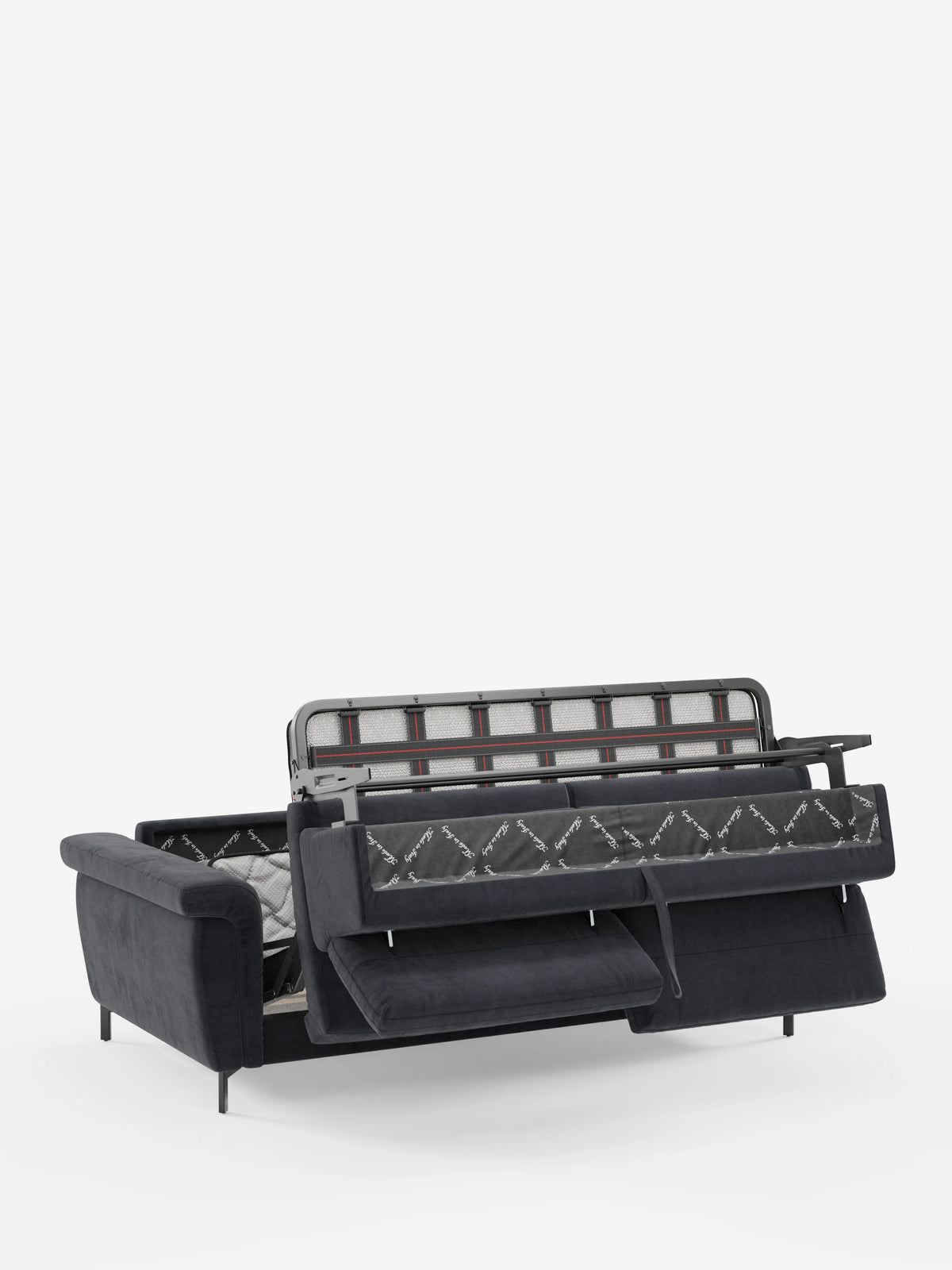 Un divano letto di design Capri con piedini alti di Divani.Il modello Store, rivestito in raffinato tessuto T30 effetto velluto resistente alle macchie, è raffigurato parzialmente aperto con i suoi braccioli sottili e le gambe alte, che rivelano il meccanismo di apertura integrato insieme al materasso ad alta densità e alla rete di sostegno a vista, su uno sfondo bianco a tinta unita.